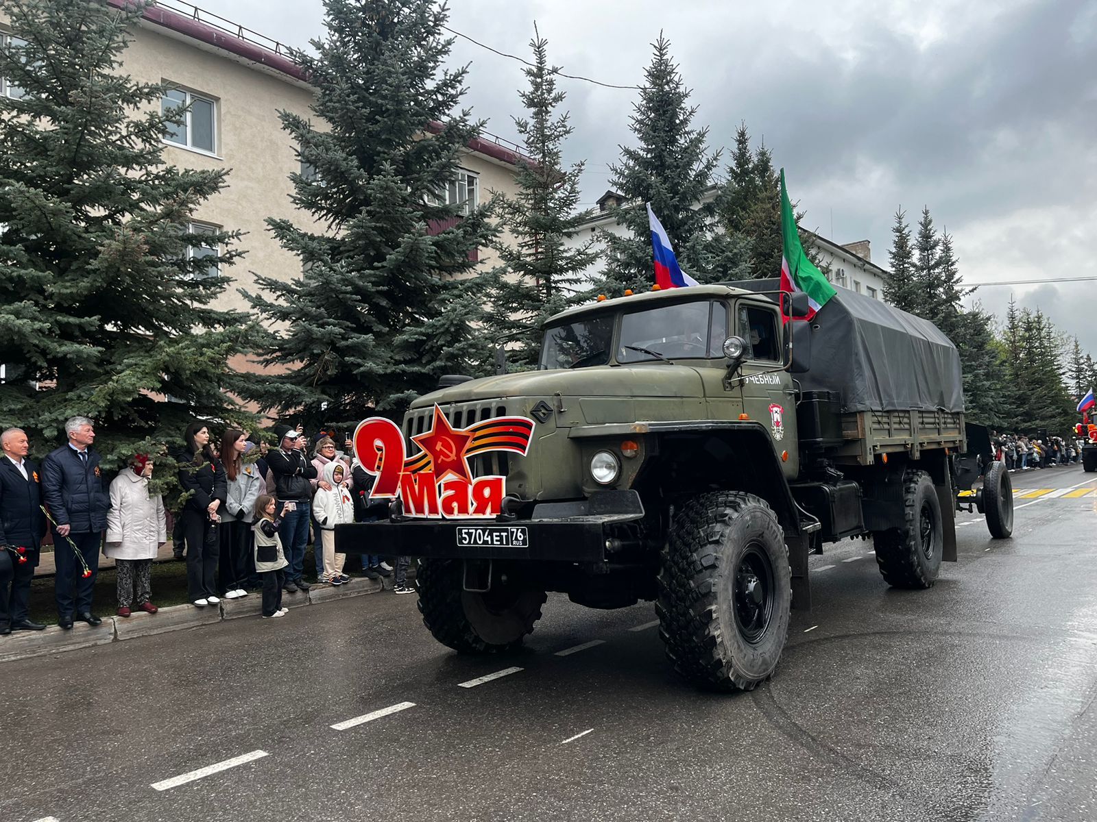 В Заинске празднование 80-летия Великой Победы началось с красочного парада