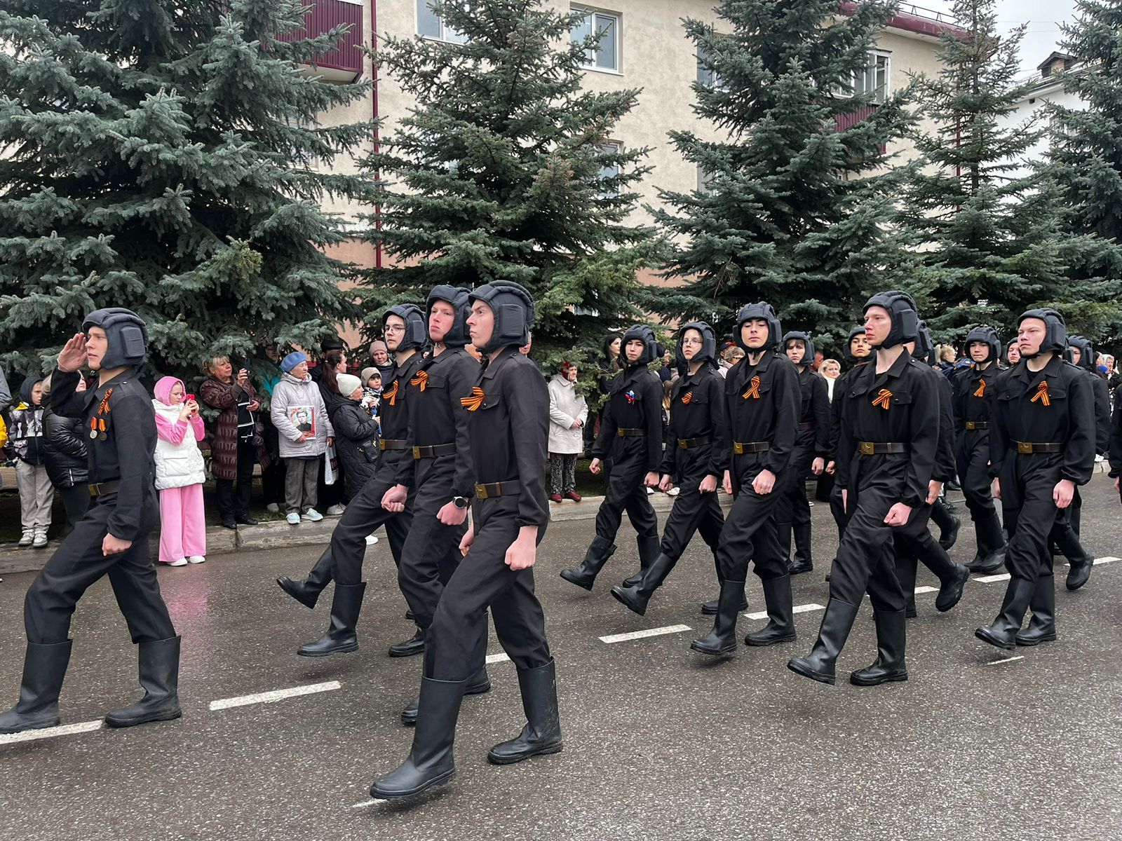 В Заинске празднование 80-летия Великой Победы началось с красочного парада