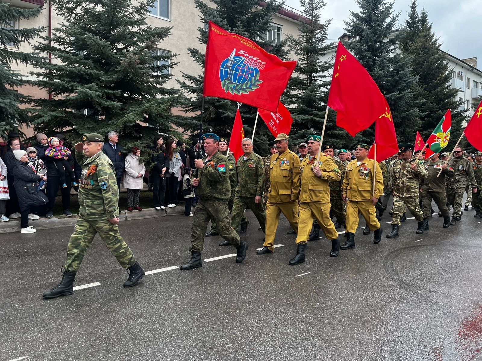 В Заинске празднование 80-летия Великой Победы началось с красочного парада