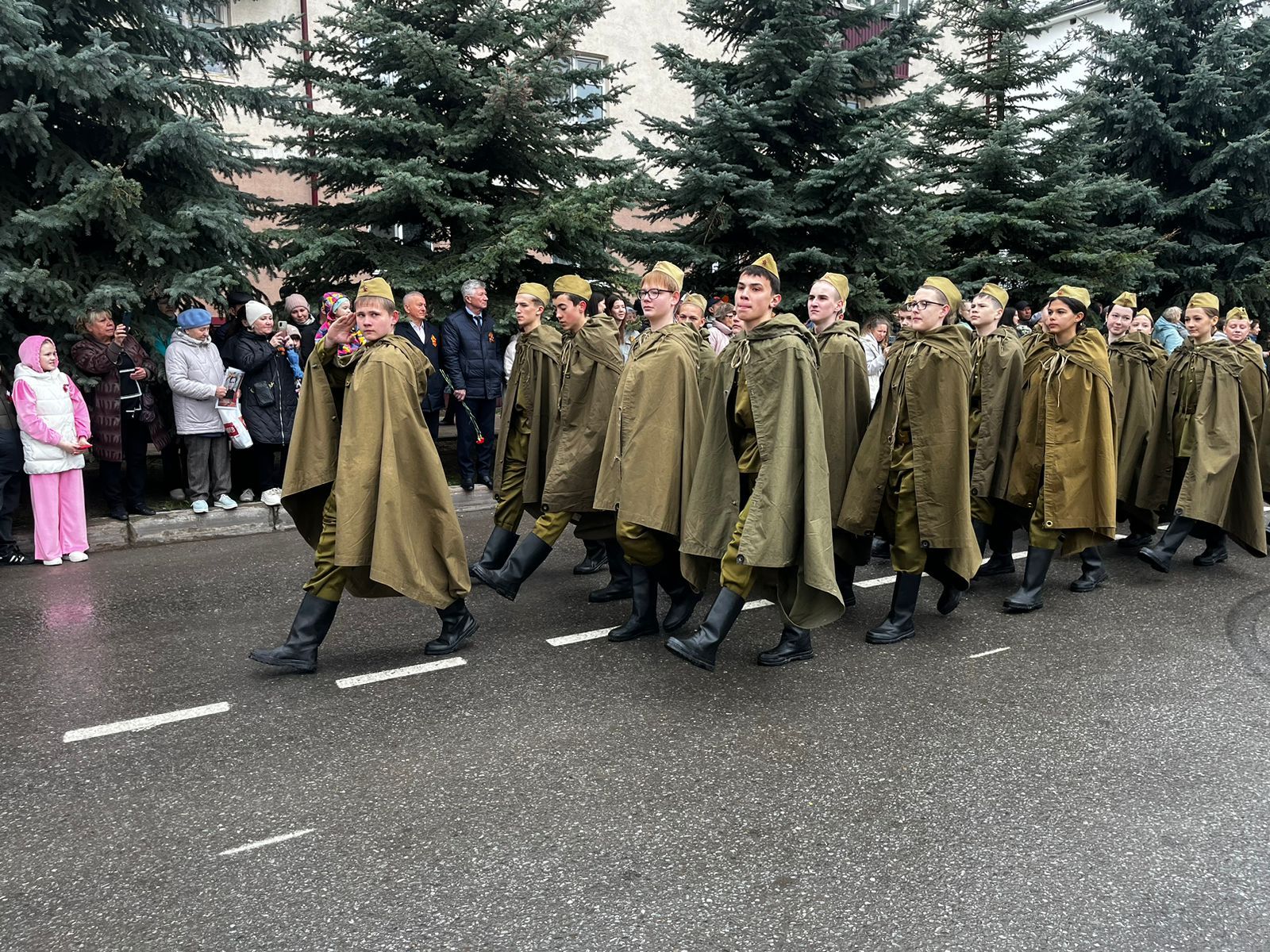 В Заинске празднование 80-летия Великой Победы началось с красочного парада