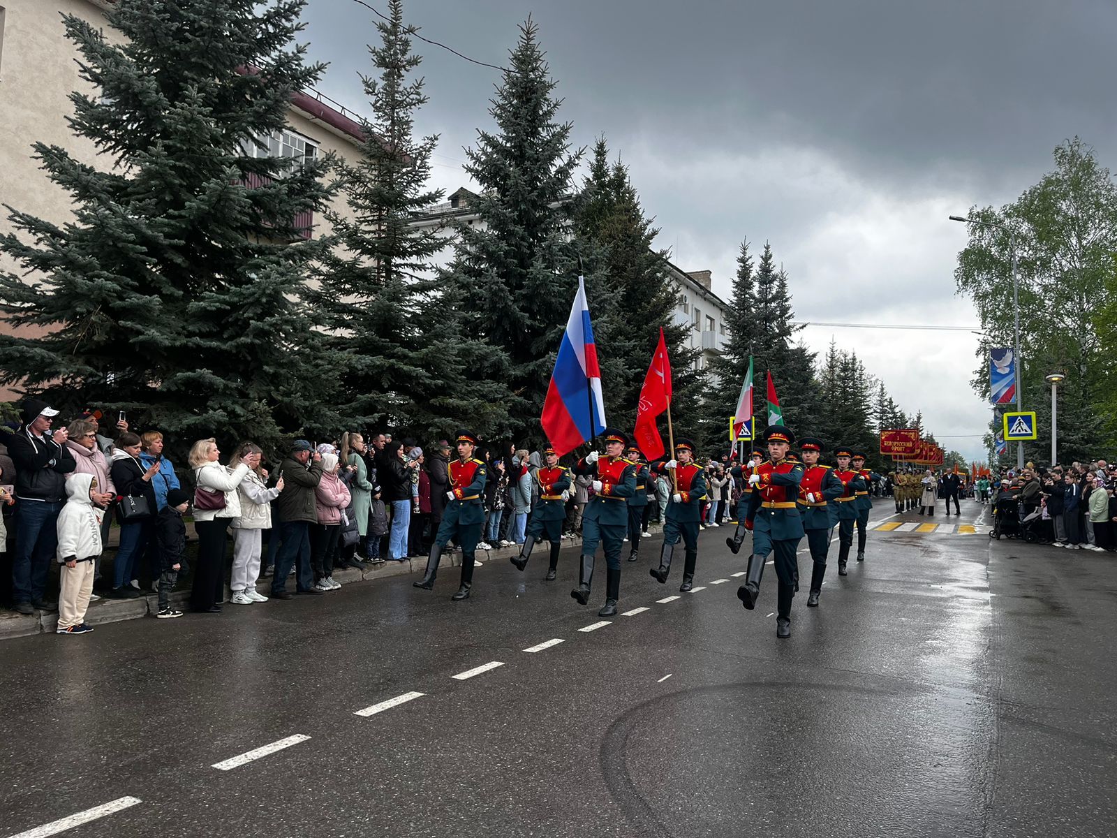 В Заинске празднование 80-летия Великой Победы началось с красочного парада