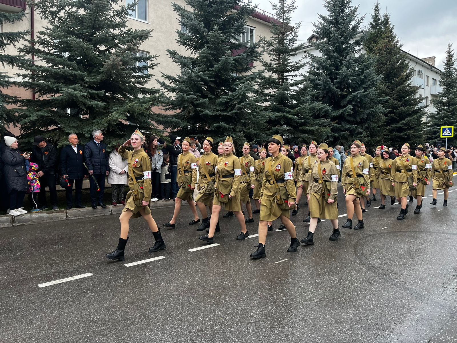 В Заинске празднование 80-летия Великой Победы началось с красочного парада