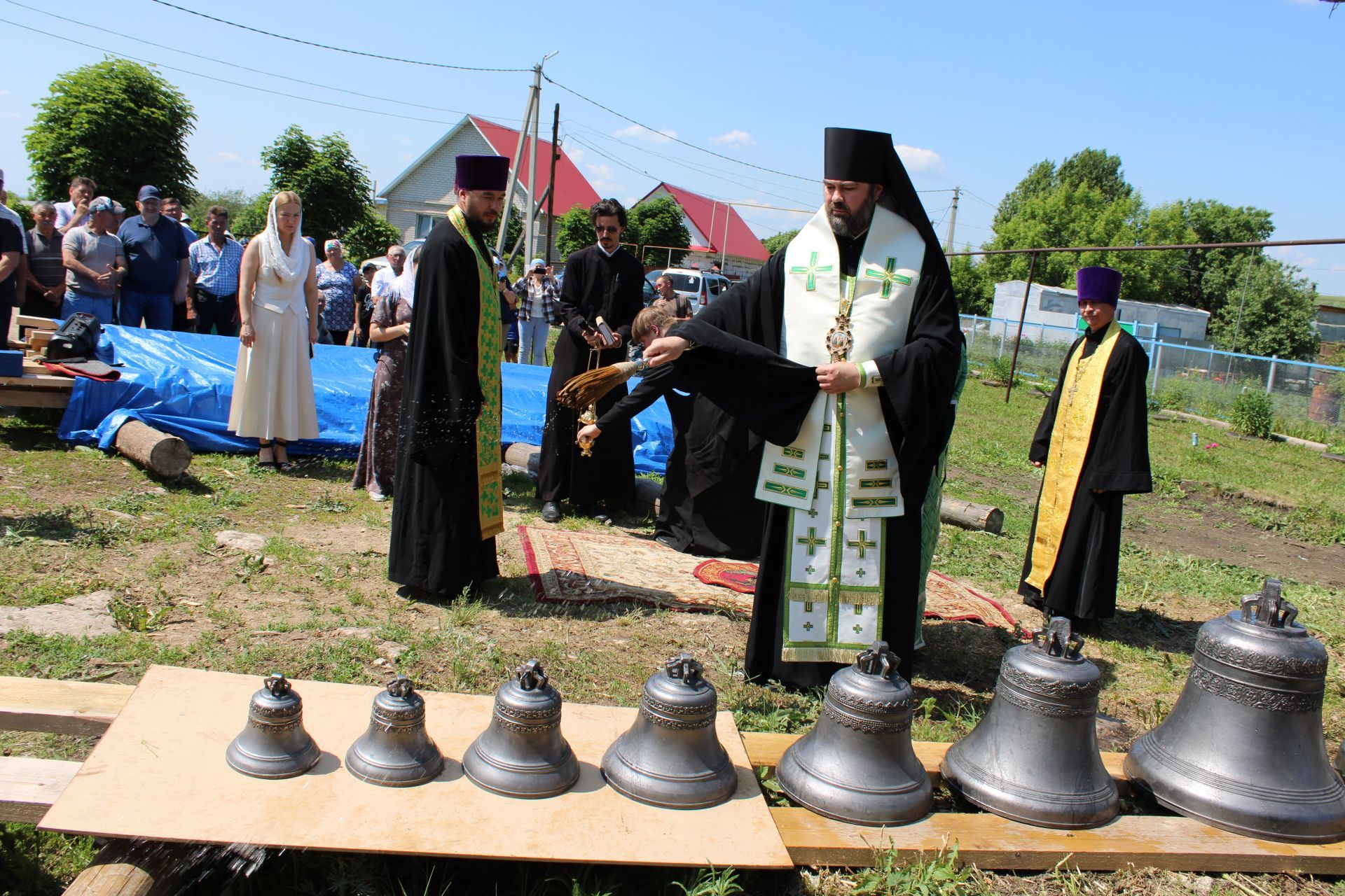 В Верхнем Багряже на старинной Троицкой церкви установили крест и освятили колокола