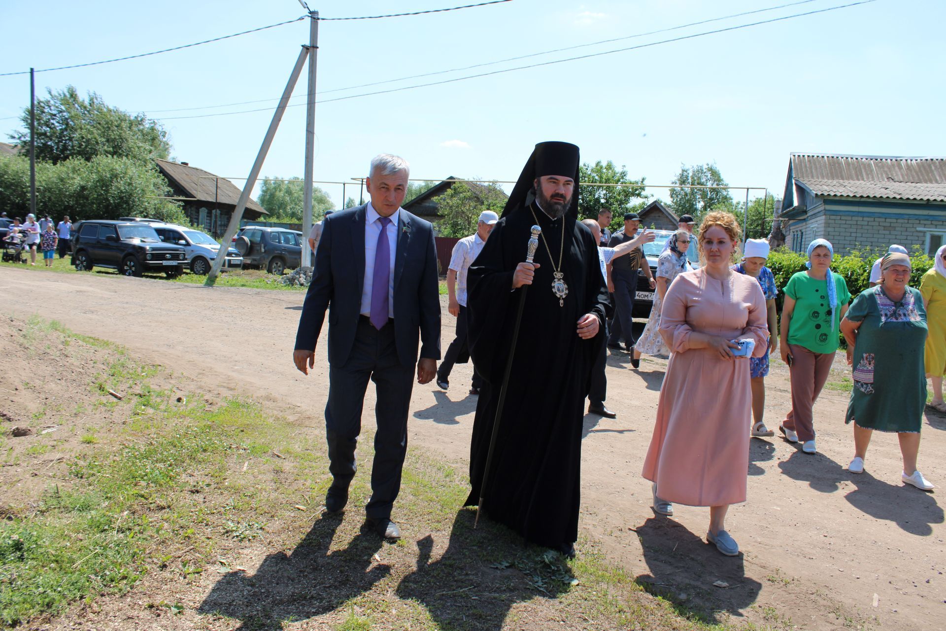 В Верхнем Багряже на старинной Троицкой церкви установили крест и освятили колокола