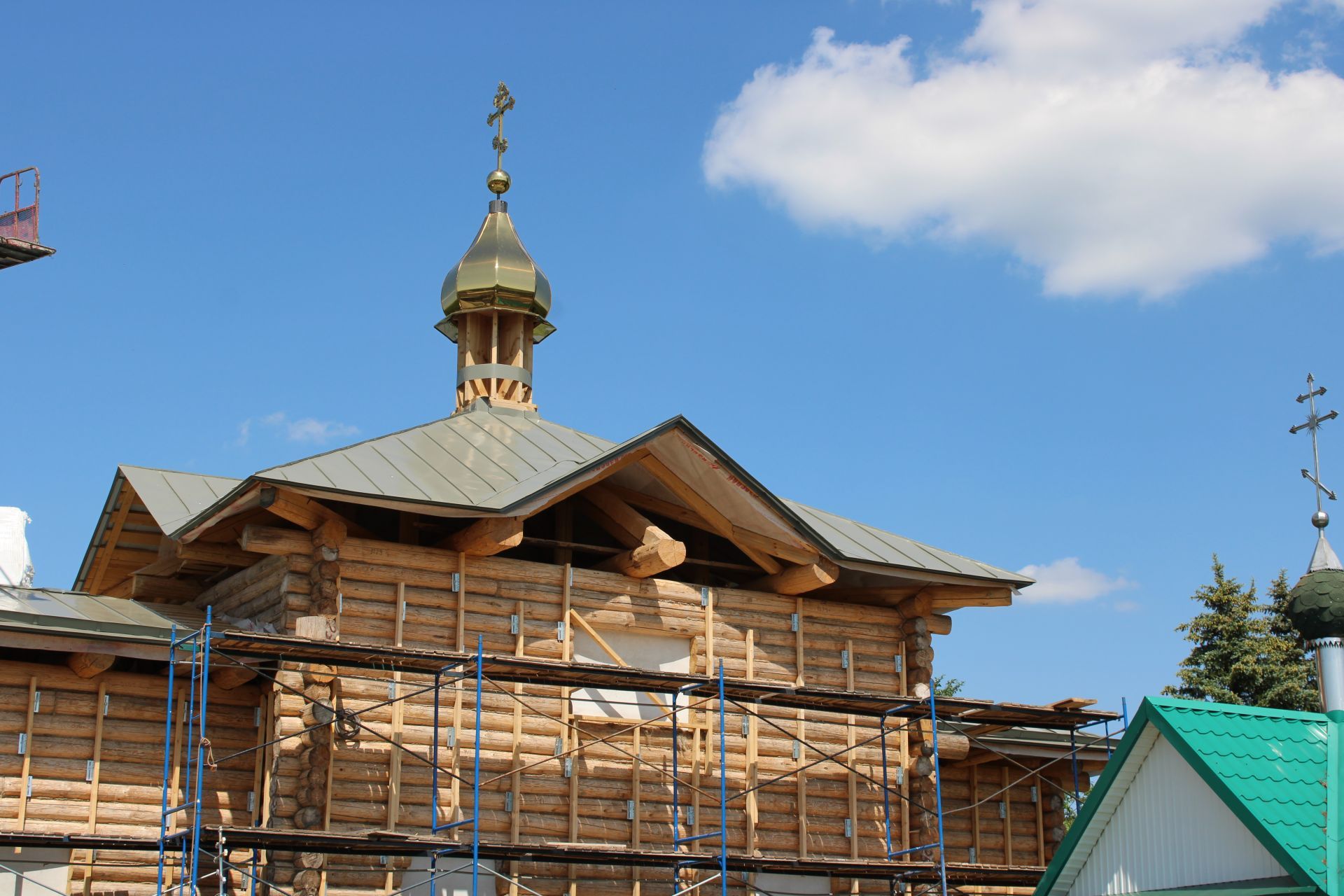 В Верхнем Багряже на старинной Троицкой церкви установили крест и освятили колокола