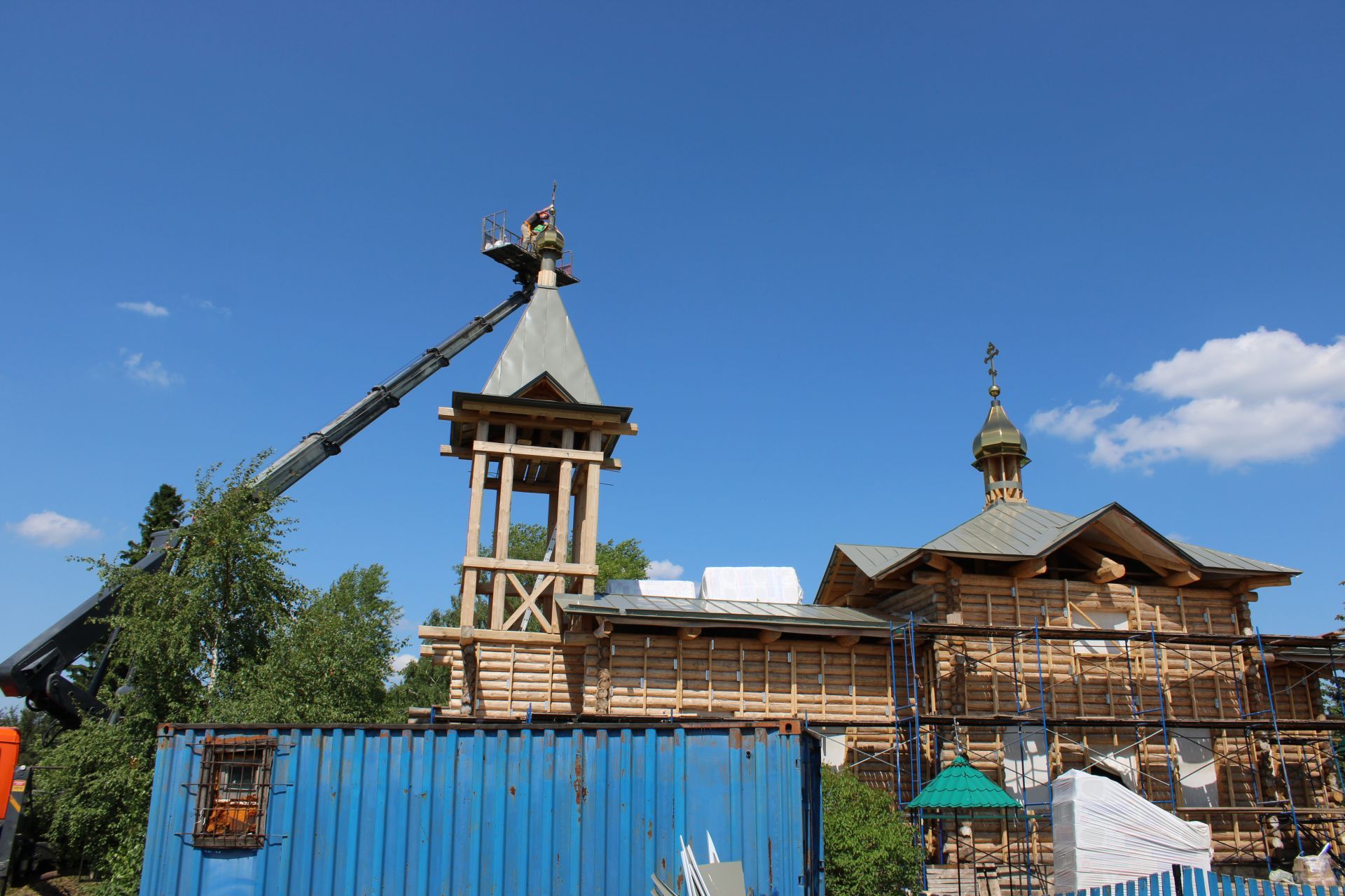 В Верхнем Багряже на старинной Троицкой церкви установили крест и освятили колокола