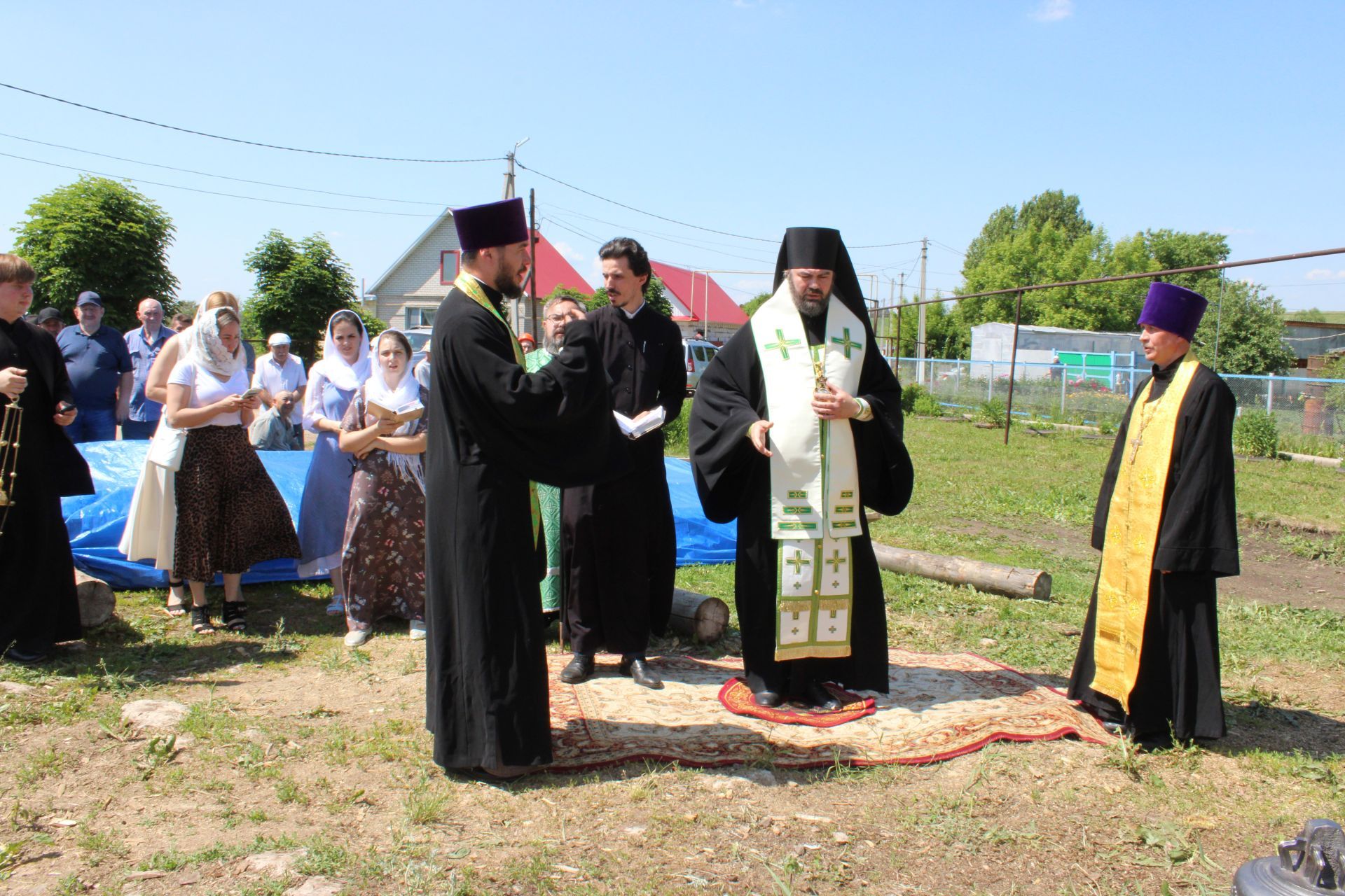В Верхнем Багряже на старинной Троицкой церкви установили крест и освятили колокола