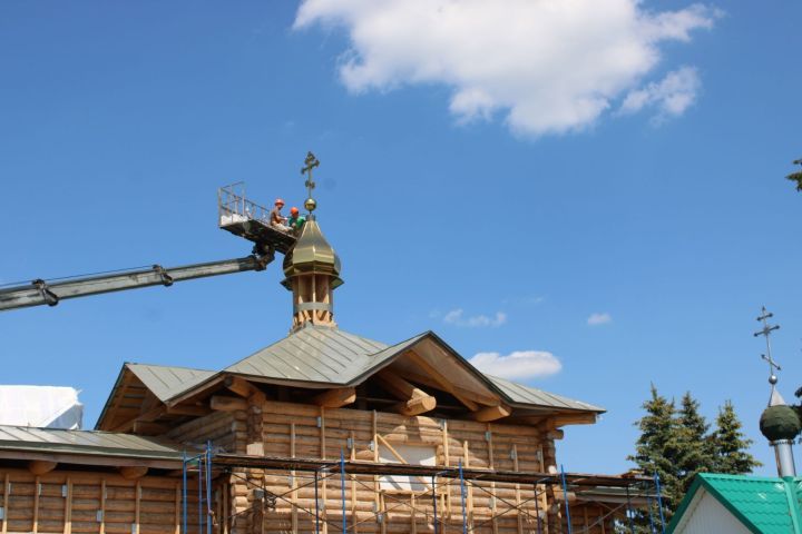 В Верхнем Багряже на старинной Троицкой церкви установили крест и освятили колокола