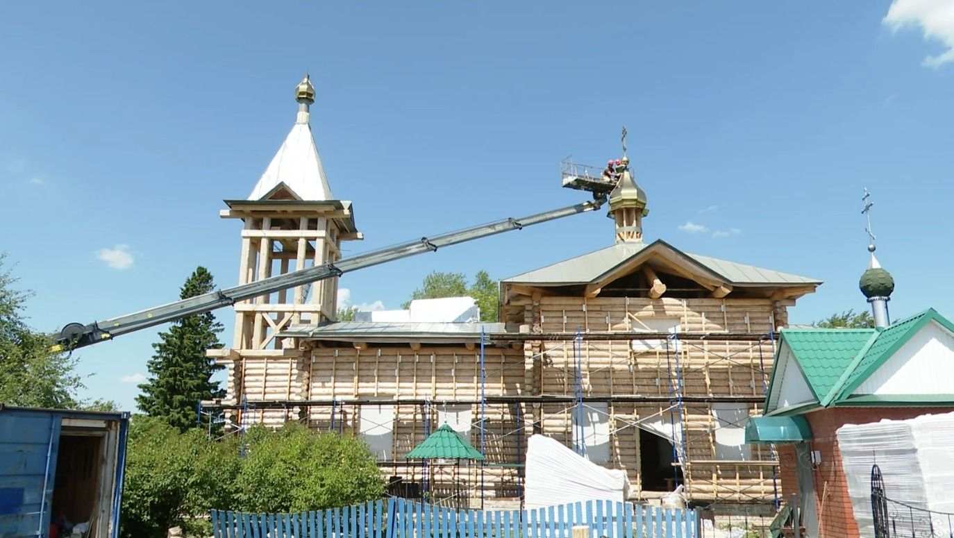 В Верхнем Багряже на старинной Троицкой церкви установили крест и освятили колокола
