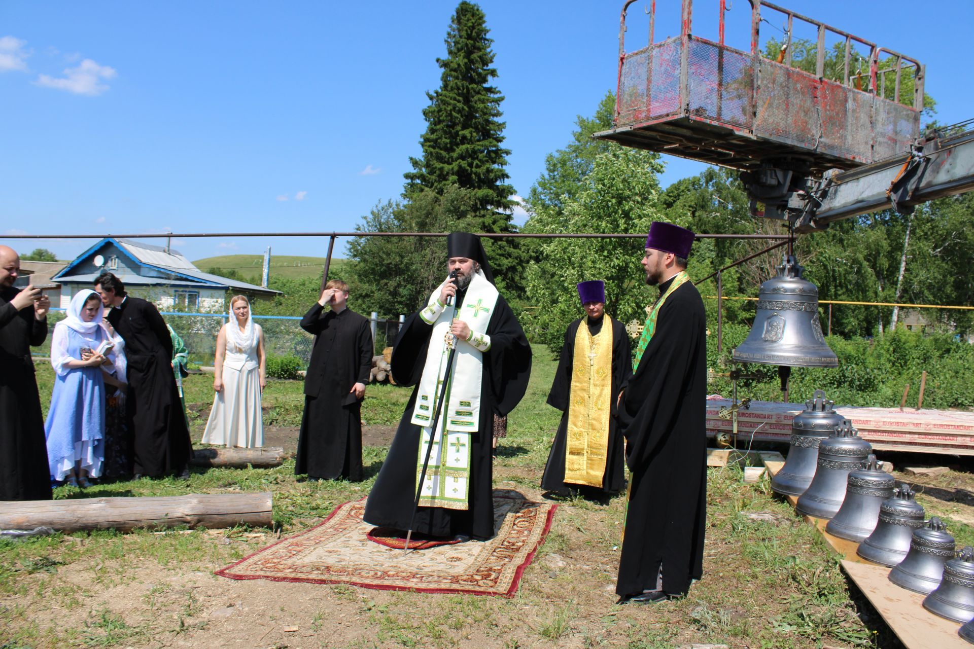 В Верхнем Багряже на старинной Троицкой церкви установили крест и освятили колокола