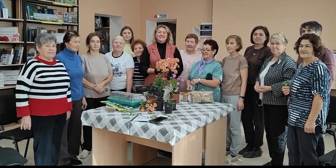 Библиотека Заинска провела мастер-класс по сохранению хризантем зимой