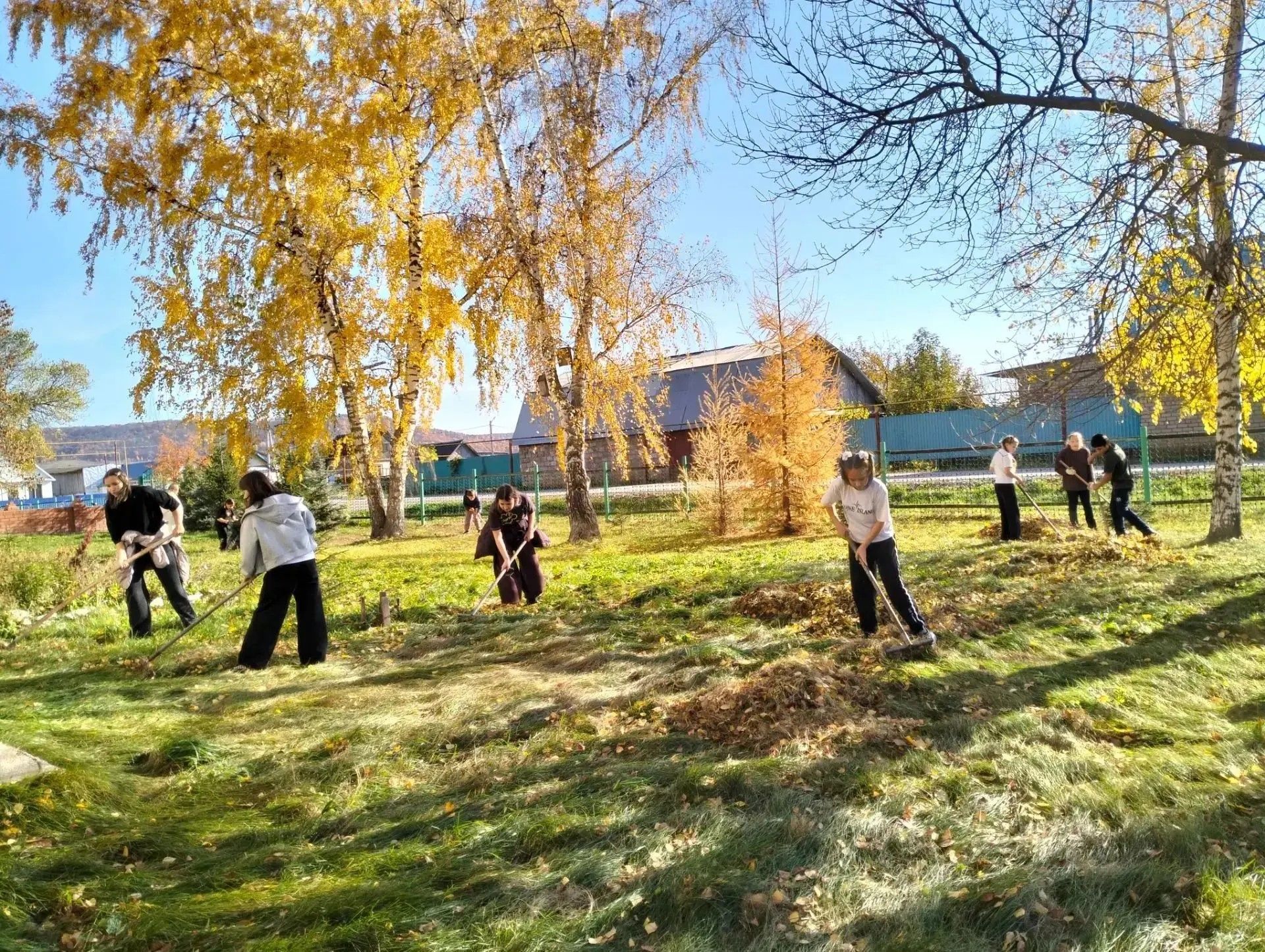 Педагоги и школьники Светлоозерской школы провели осенний субботник