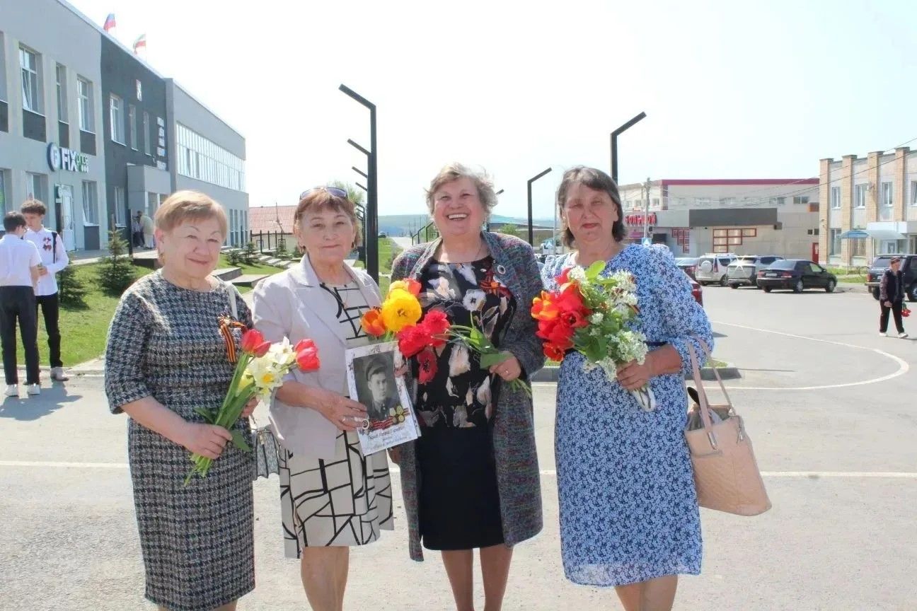 Иске Зәйдә волонтерлар маскировка челтәрләре үрә һәм тормыштан ямь табып яши