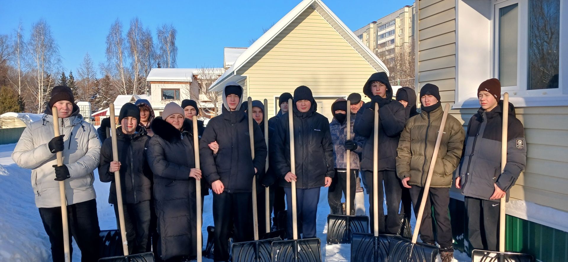 Заинские школьники очистили от снега территорию у дома ветерана Великой Отечественной войны
