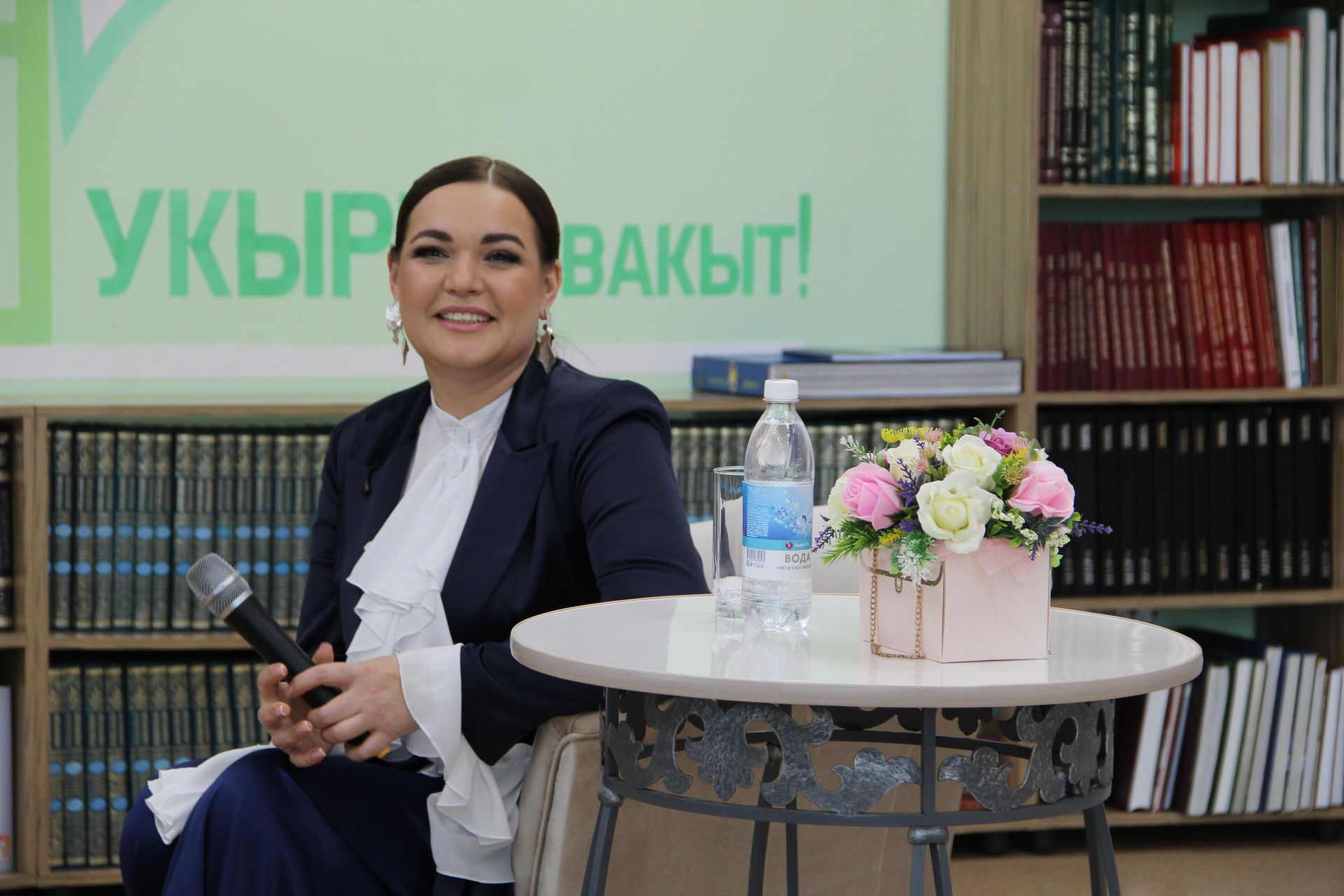 В библиотеке Заинска прошла творческая встреча с певицей и медиком Ильзирой Ибрагимовой
