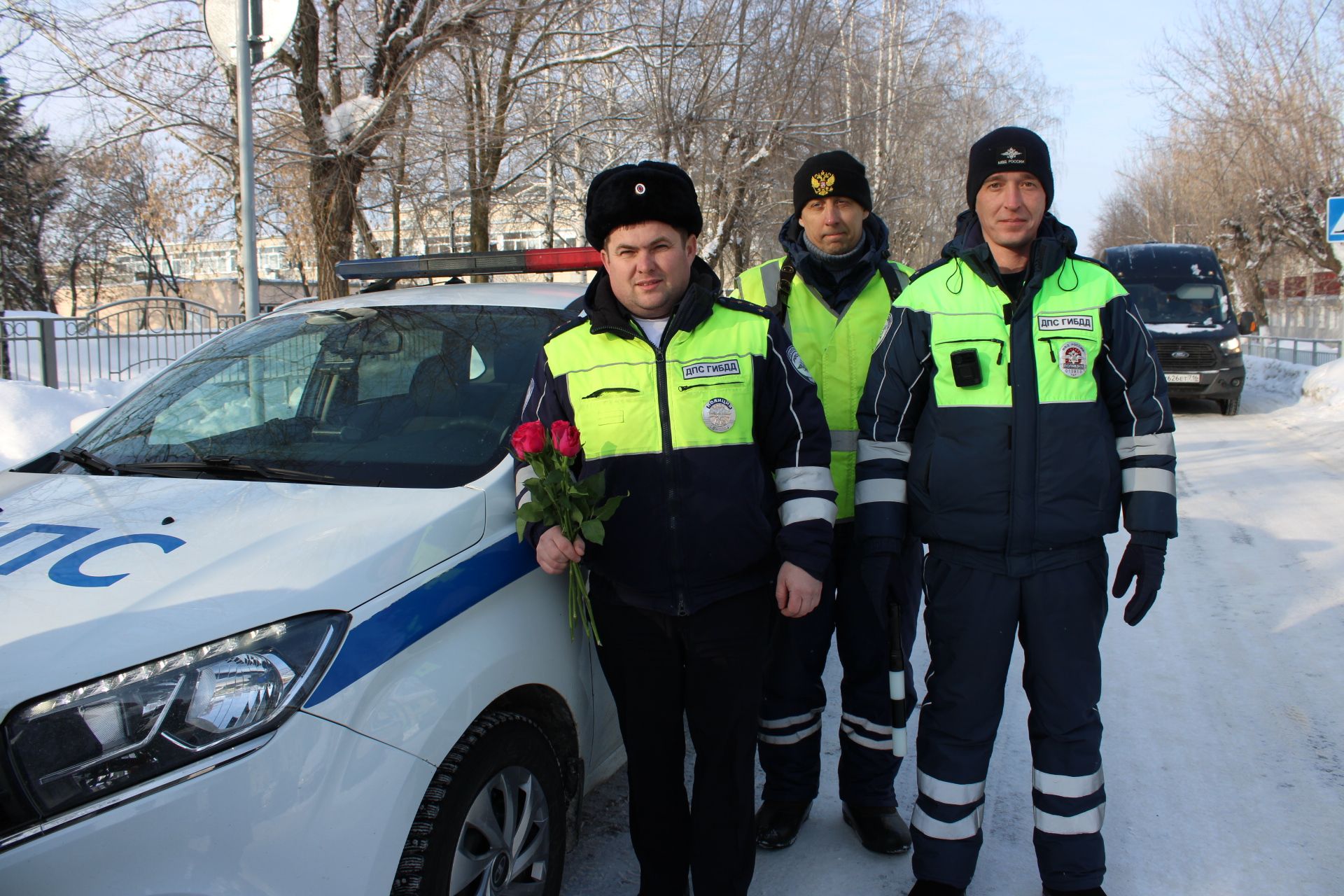 Тюльпаны вместо штрафов: в Заинске автоледи получили цветы от Госавтоинспекции и детей
