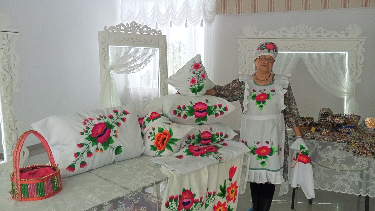 Югары Мәлемнән Разия Рамазанова ясаган курчакларда милли рух чагыла