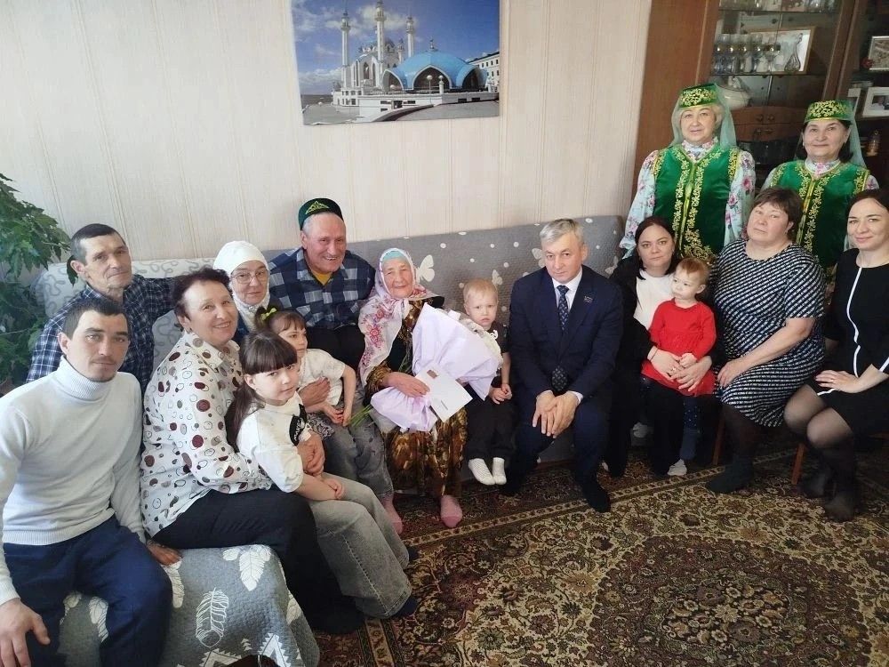 95-летняя бабушка Флера из Заинска печет пироги и поет песни
