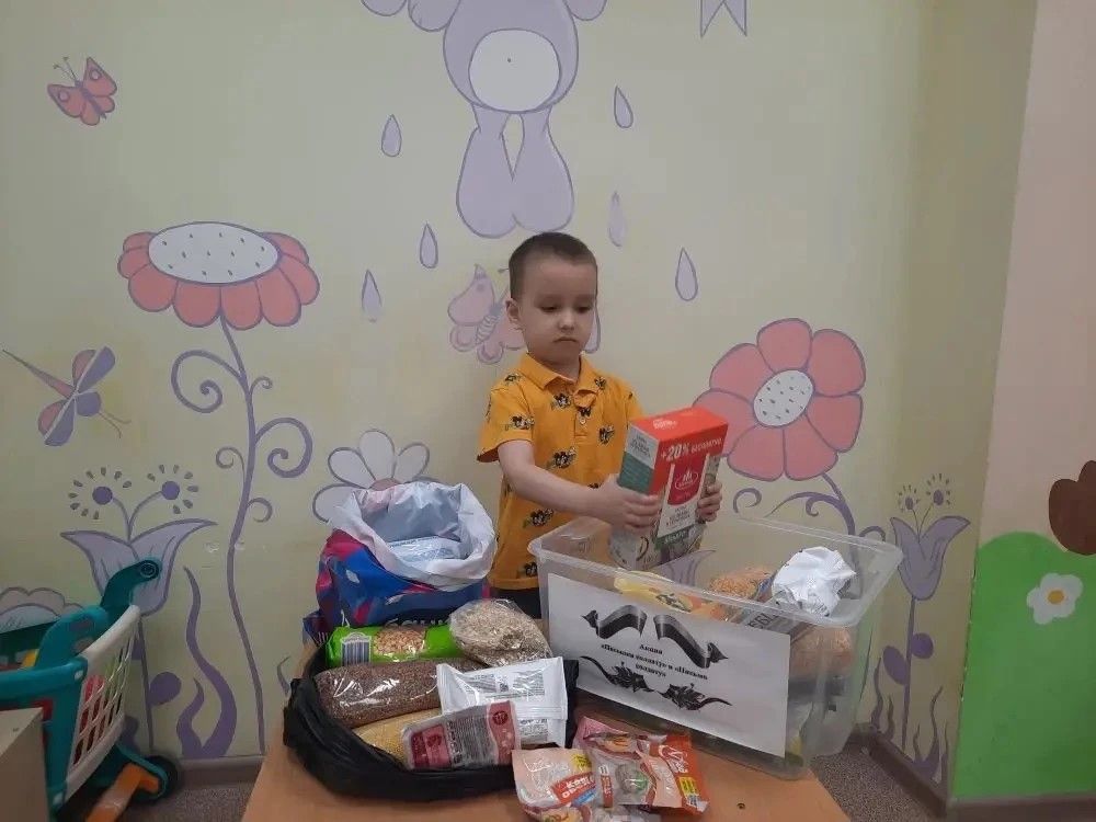 Воспитанники, родители и сотрудники детского сада «Василек» собрали 135 кг гумпомощи для бойцов СВО