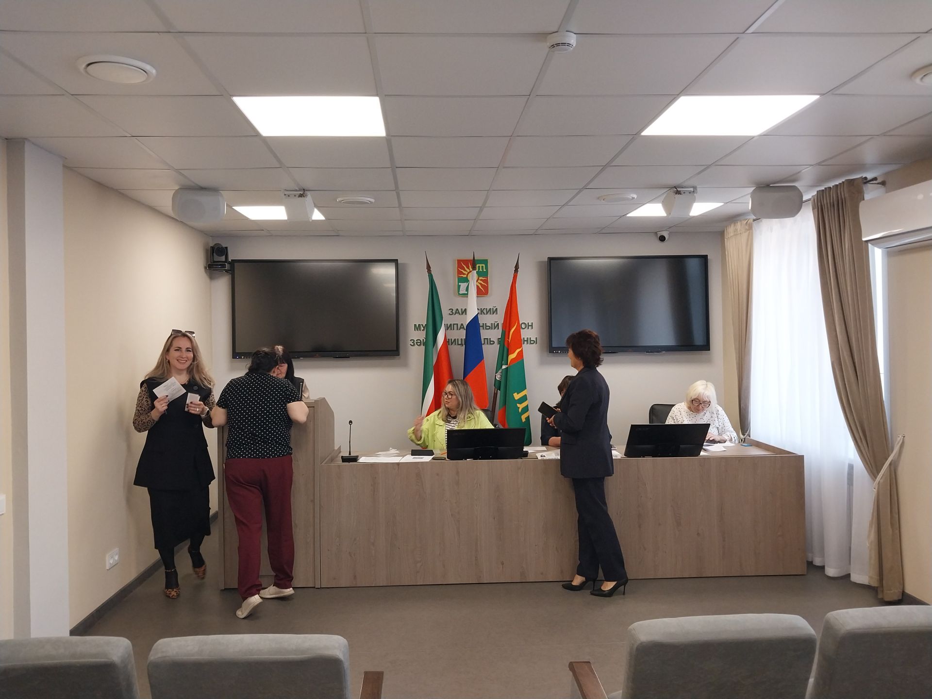 «Сами читаем и вам советуем!»: в заинской администрации прошла коллективная подписка на районные газеты