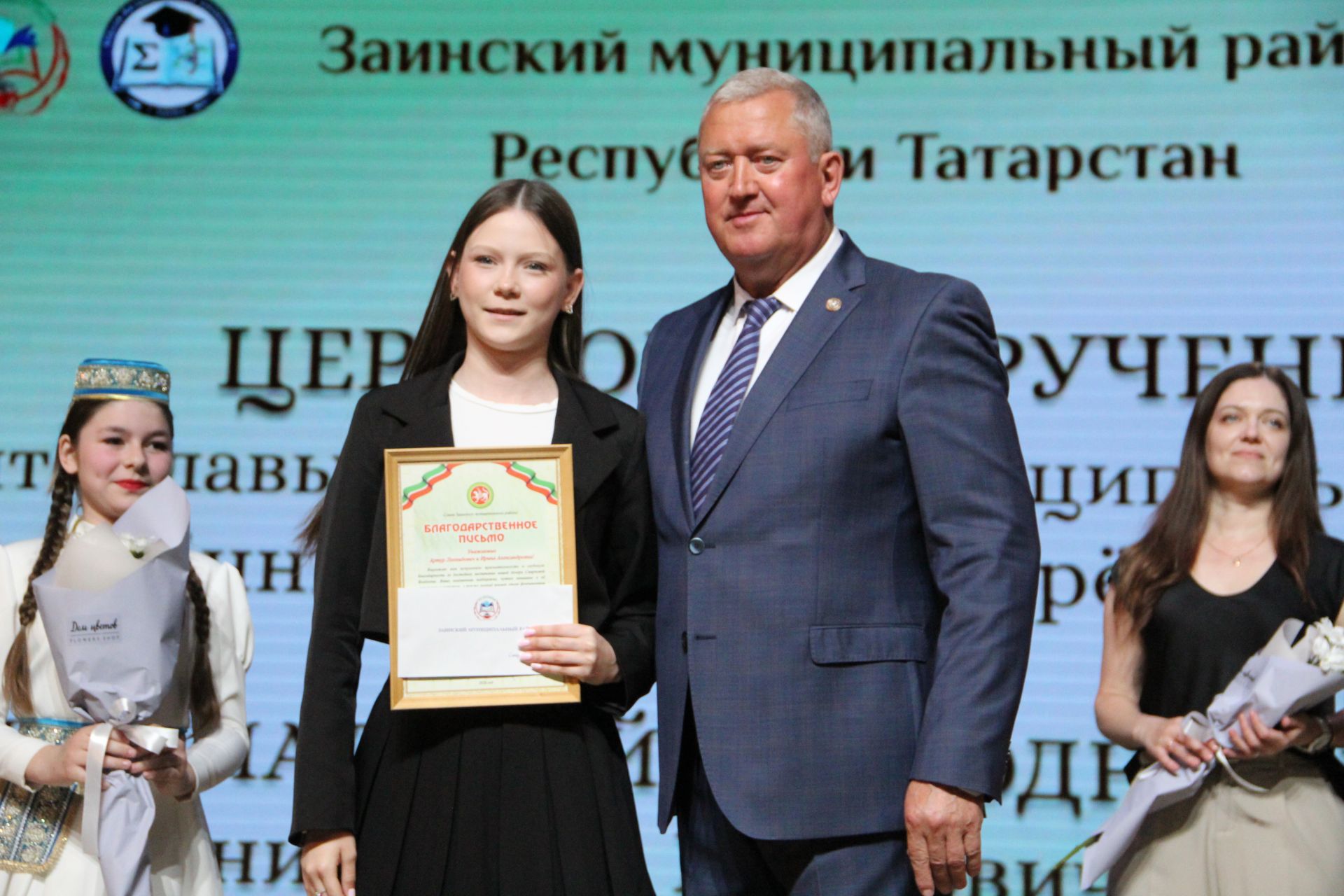 Сразу две школьницы стали лучшими ученицами Заинского района в этом учебном году
