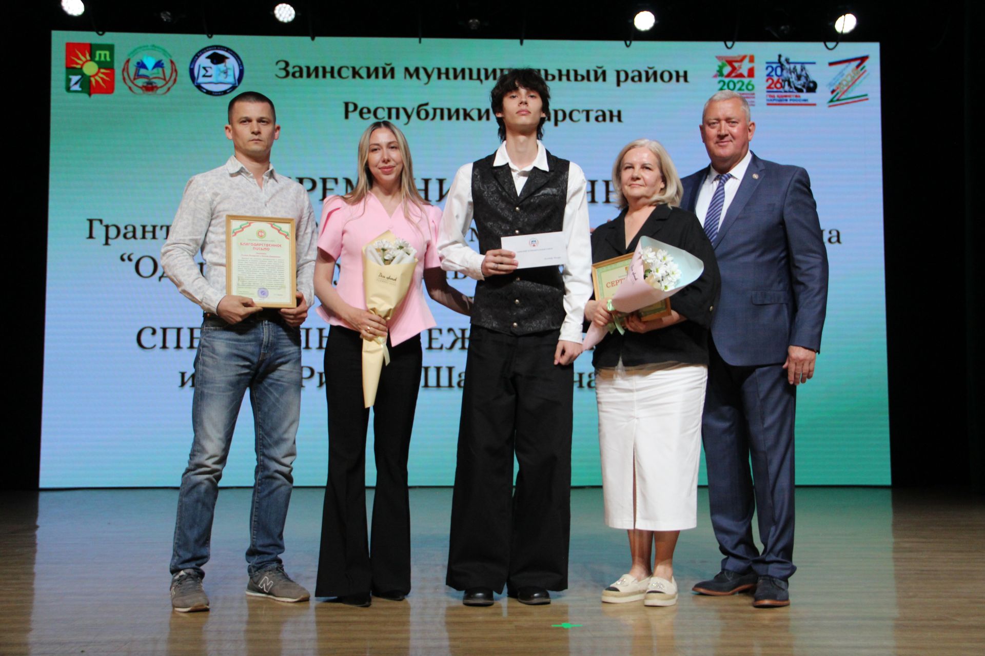 Сразу две школьницы стали лучшими ученицами Заинского района в этом учебном году