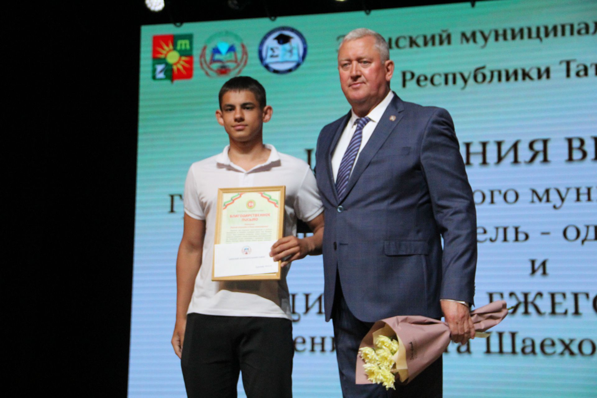 Сразу две школьницы стали лучшими ученицами Заинского района в этом учебном году