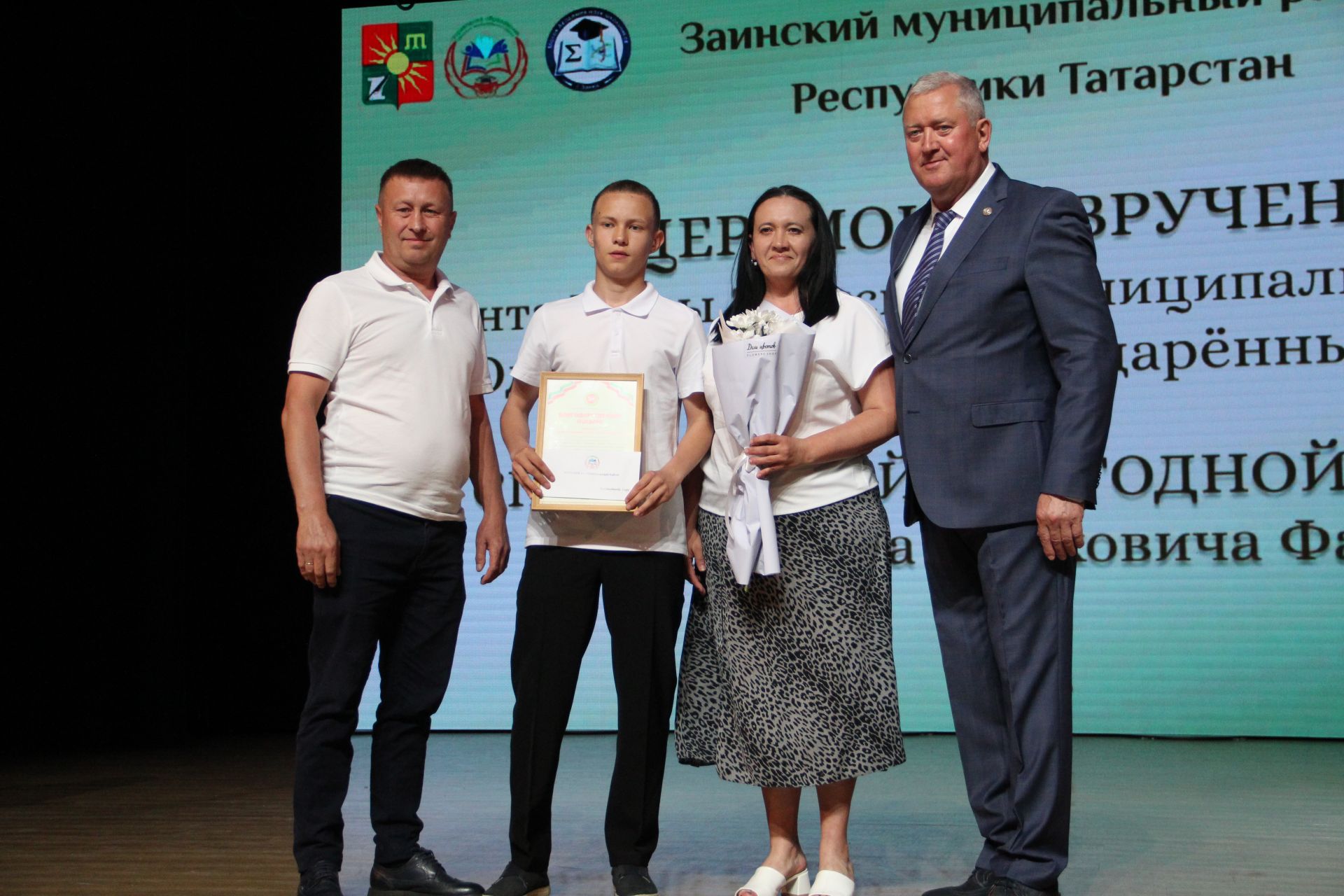Сразу две школьницы стали лучшими ученицами Заинского района в этом учебном году