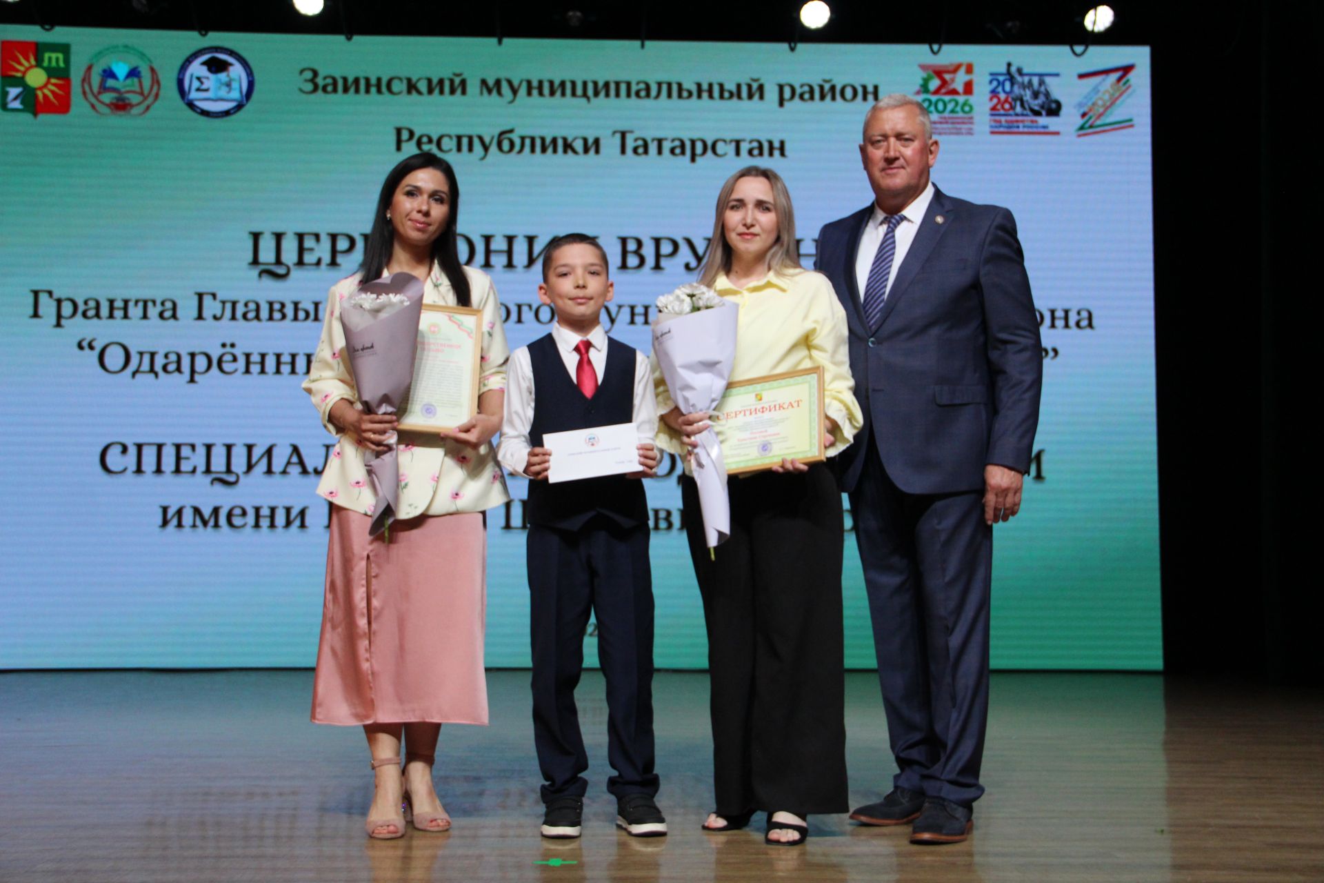 Сразу две школьницы стали лучшими ученицами Заинского района в этом учебном году