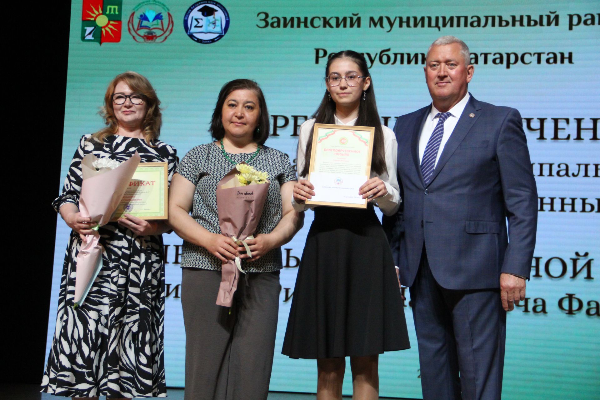 Сразу две школьницы стали лучшими ученицами Заинского района в этом учебном году