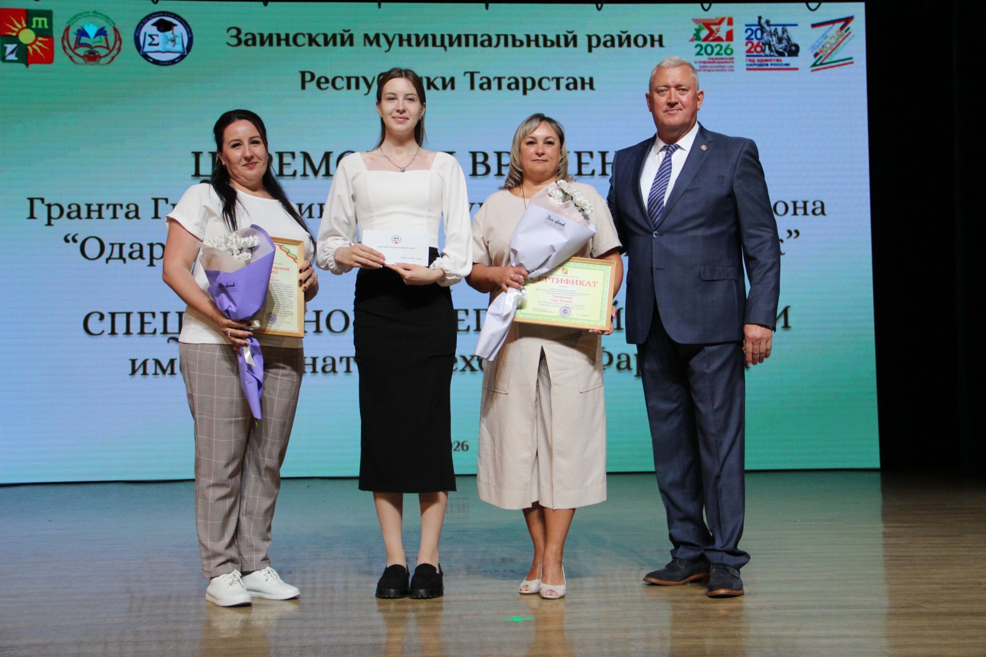Сразу две школьницы стали лучшими ученицами Заинского района в этом учебном году
