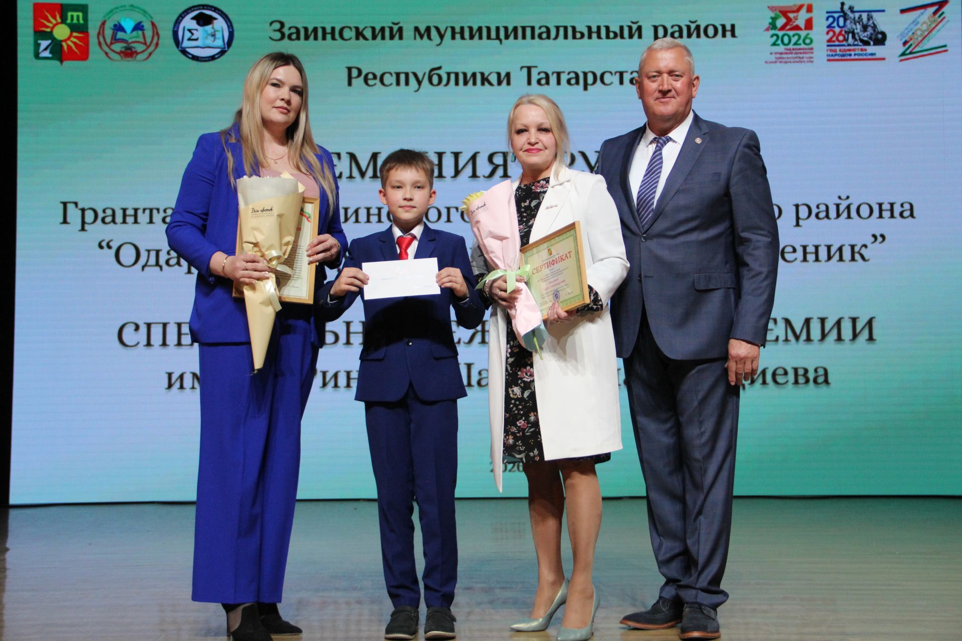 Сразу две школьницы стали лучшими ученицами Заинского района в этом учебном году
