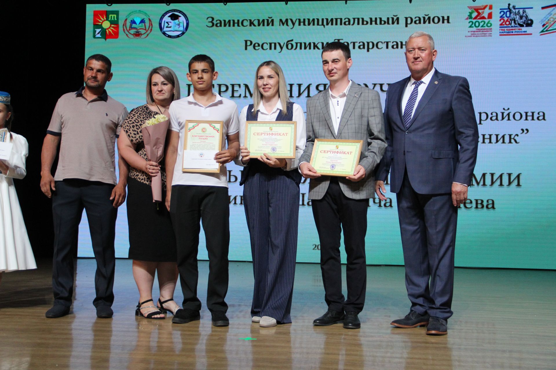 Сразу две школьницы стали лучшими ученицами Заинского района в этом учебном году