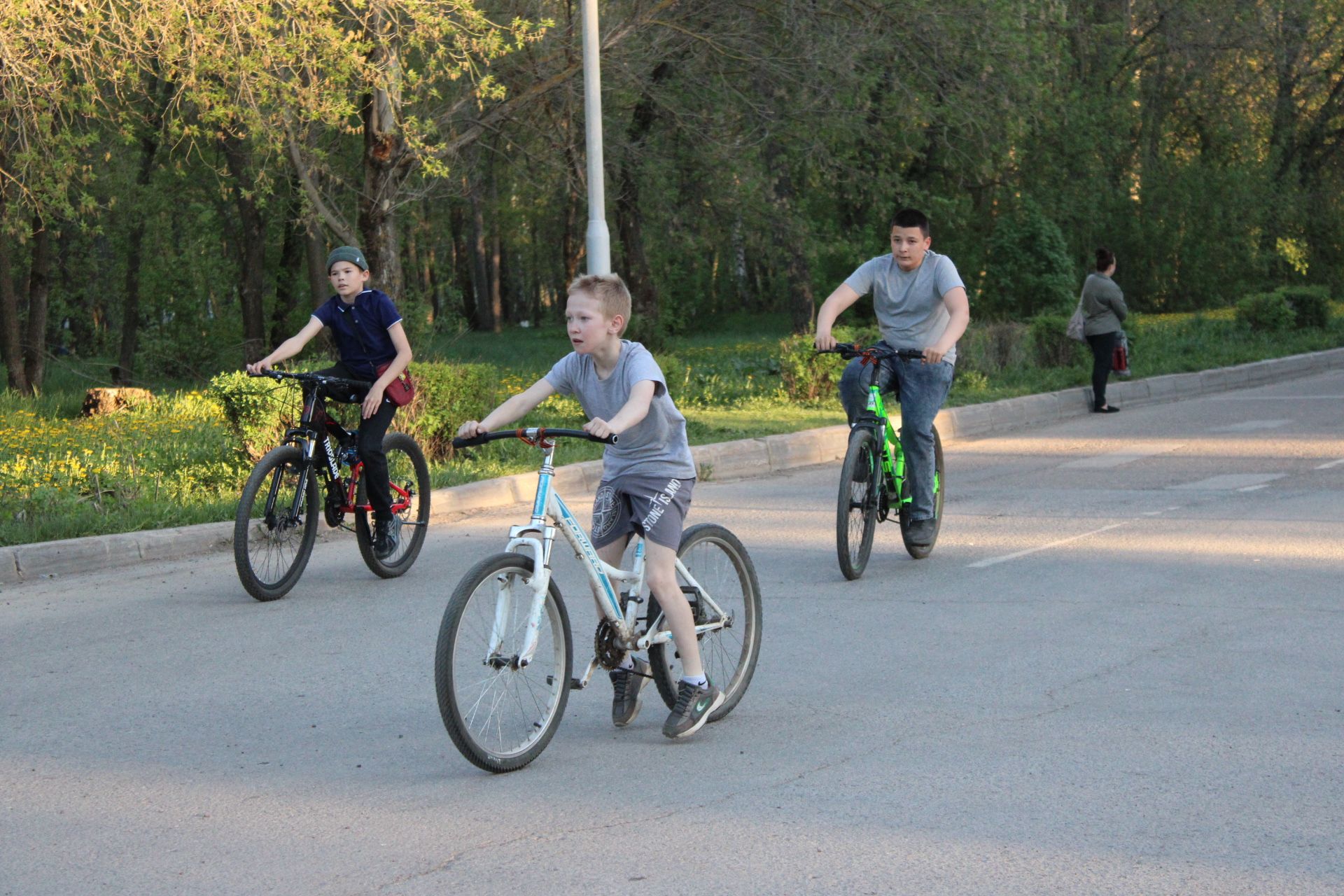 Сотни заинцев проехали на велосипедах по городу в честь 81-й годовщины Победы