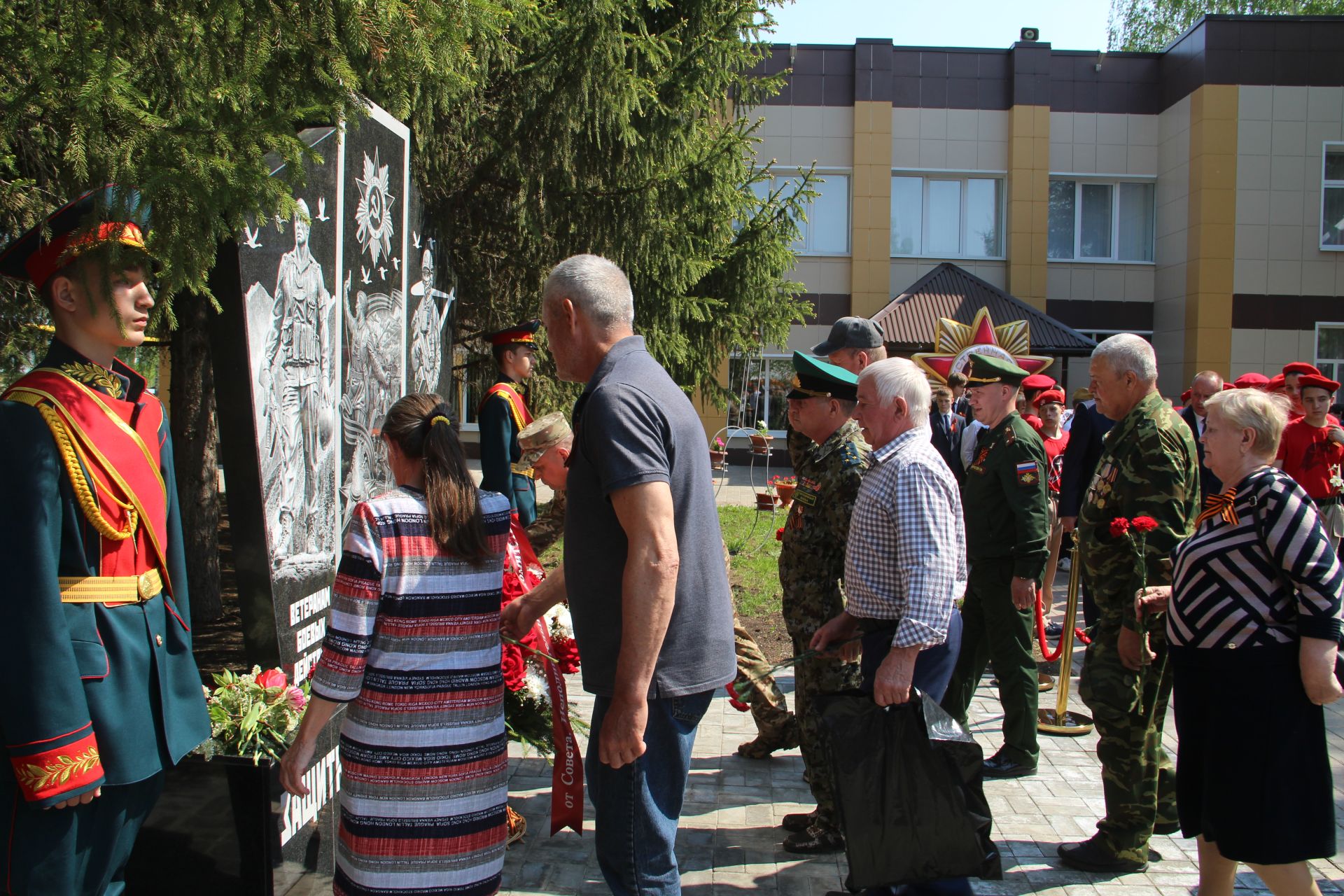 В микрорайоне Мирный Заинска открылся памятник Защитникам Отечества