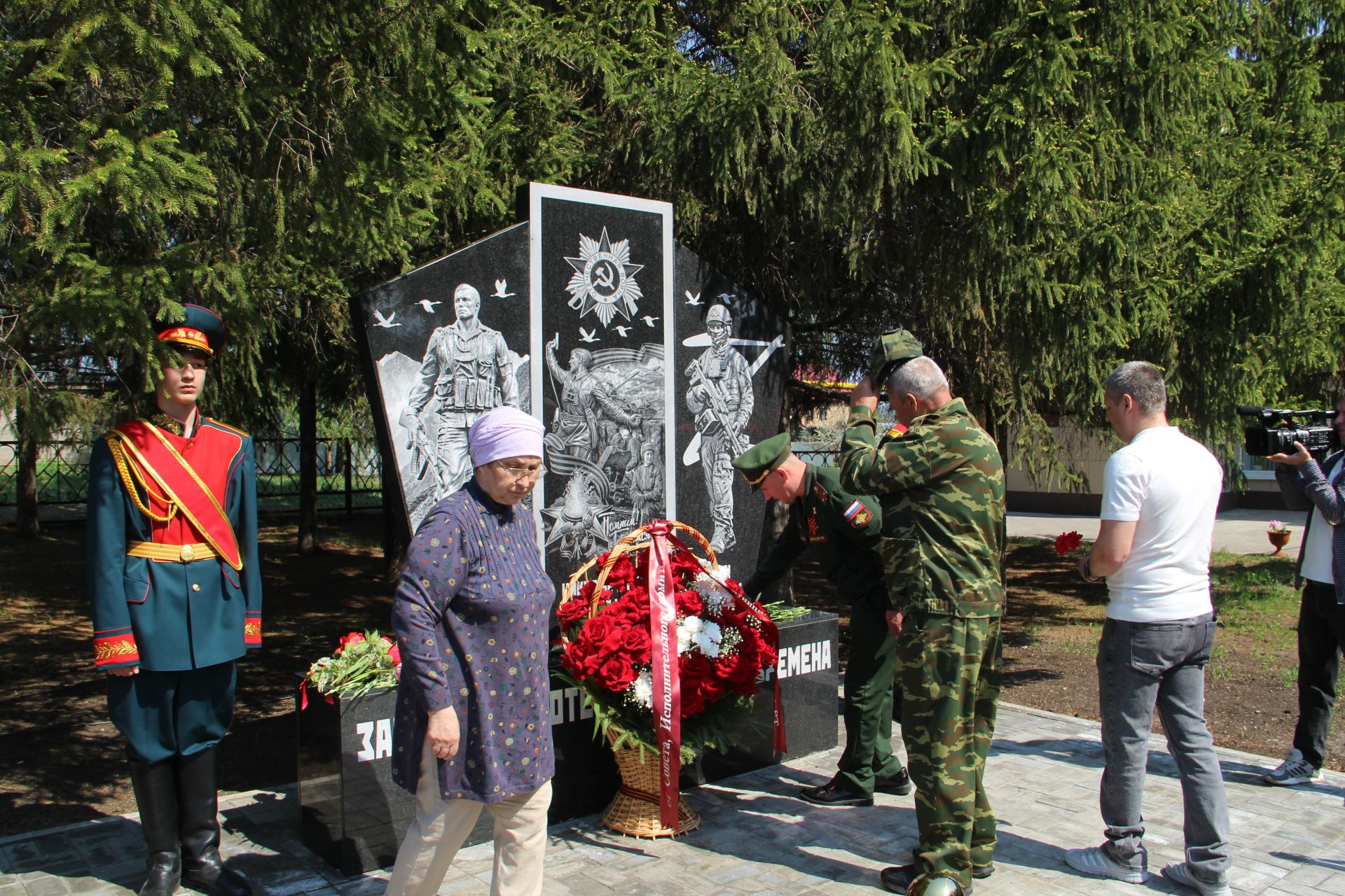 В микрорайоне Мирный Заинска открылся памятник Защитникам Отечества