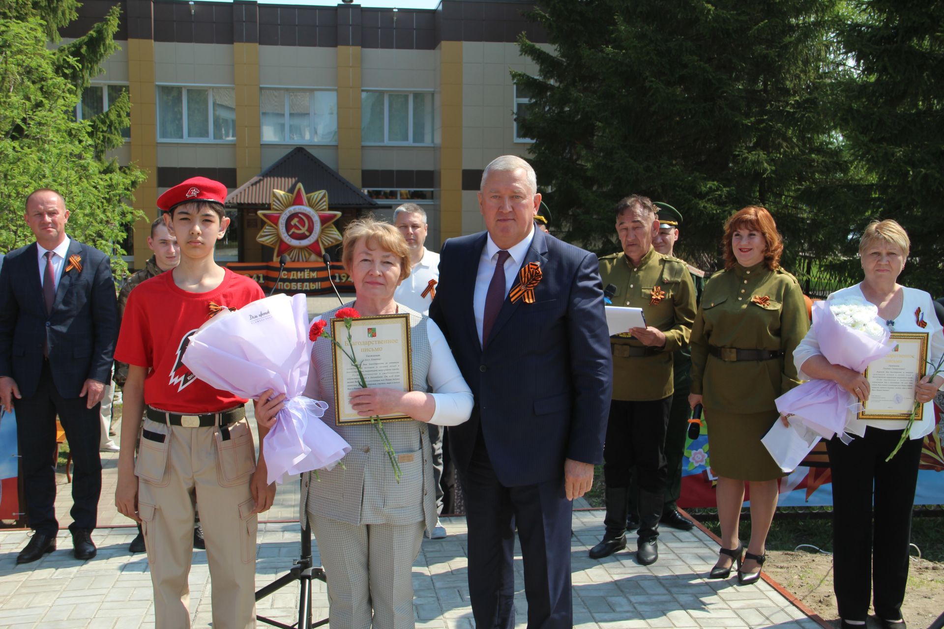 В микрорайоне Мирный Заинска открылся памятник Защитникам Отечества