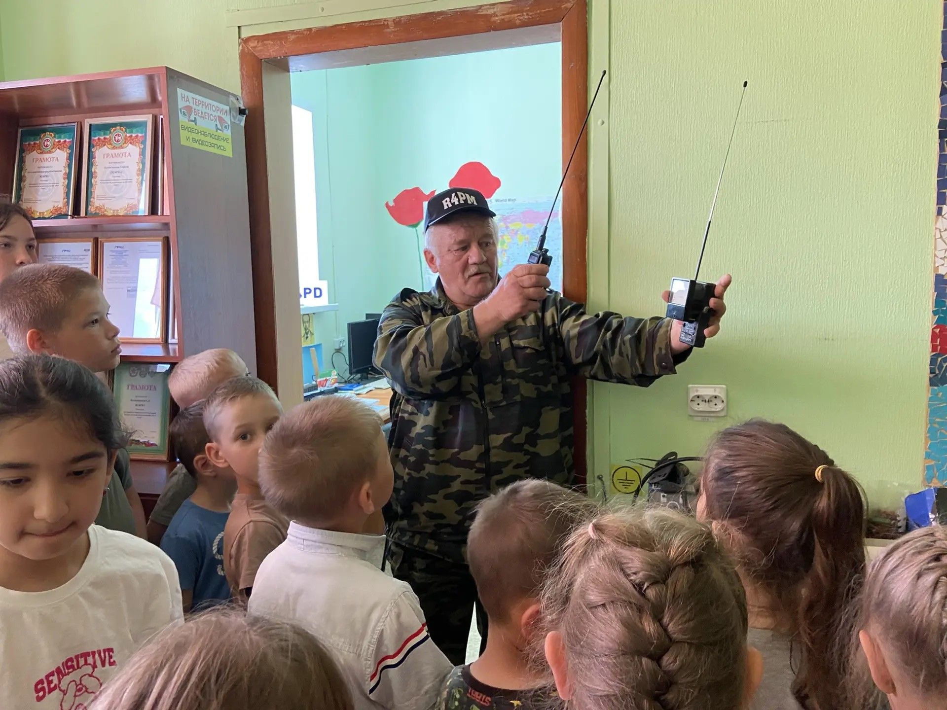 «Полет» на каникулах: как юные заинцы учились ловить радиоволны и искать маячки с закрытыми глазами