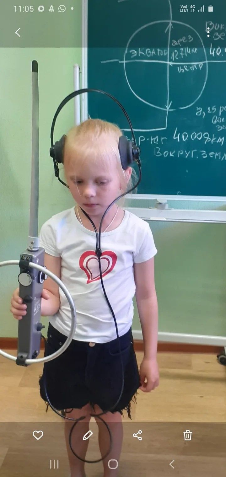 «Полет» на каникулах: как юные заинцы учились ловить радиоволны и искать маячки с закрытыми глазами