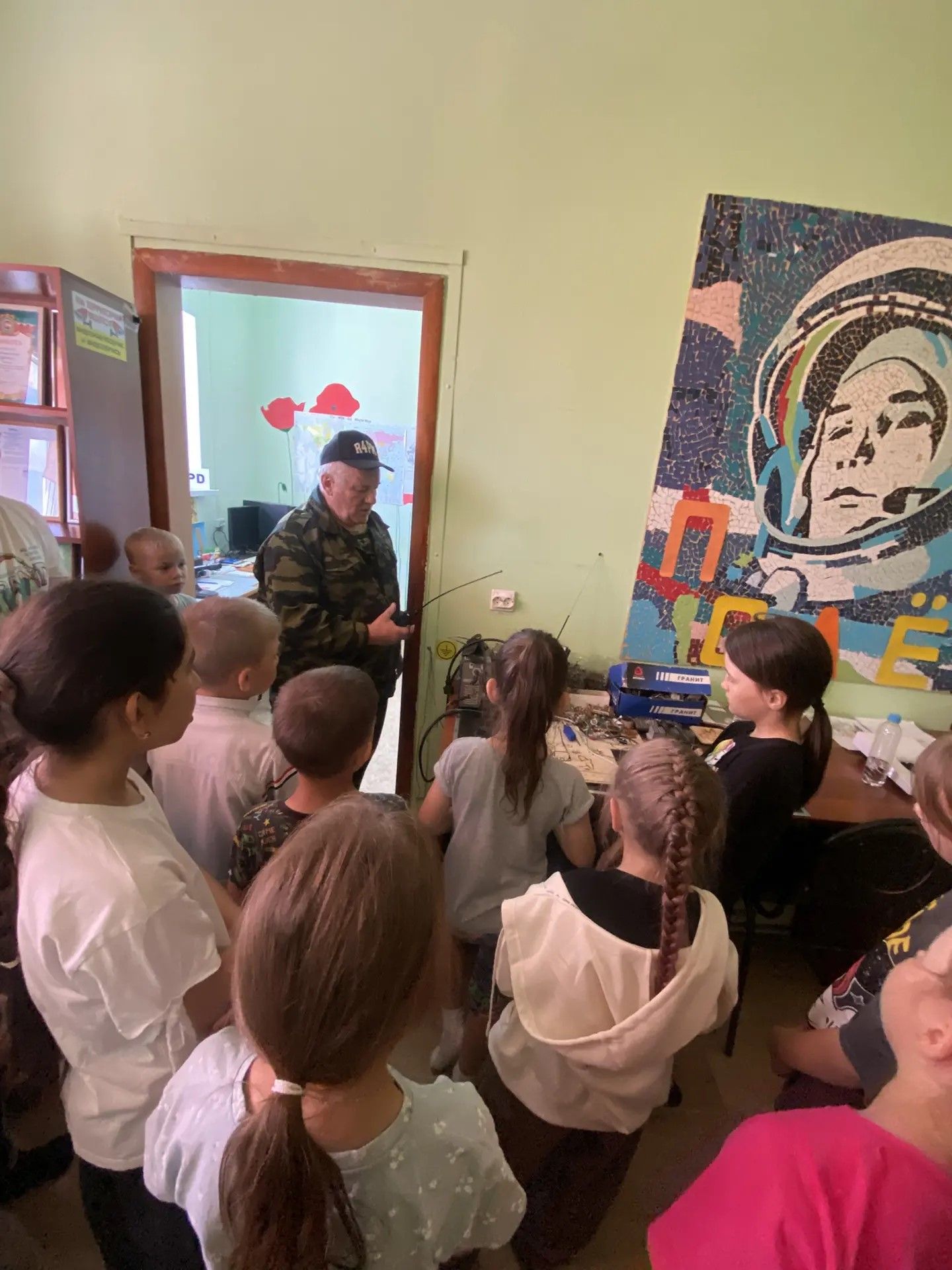 «Полет» на каникулах: как юные заинцы учились ловить радиоволны и искать маячки с закрытыми глазами