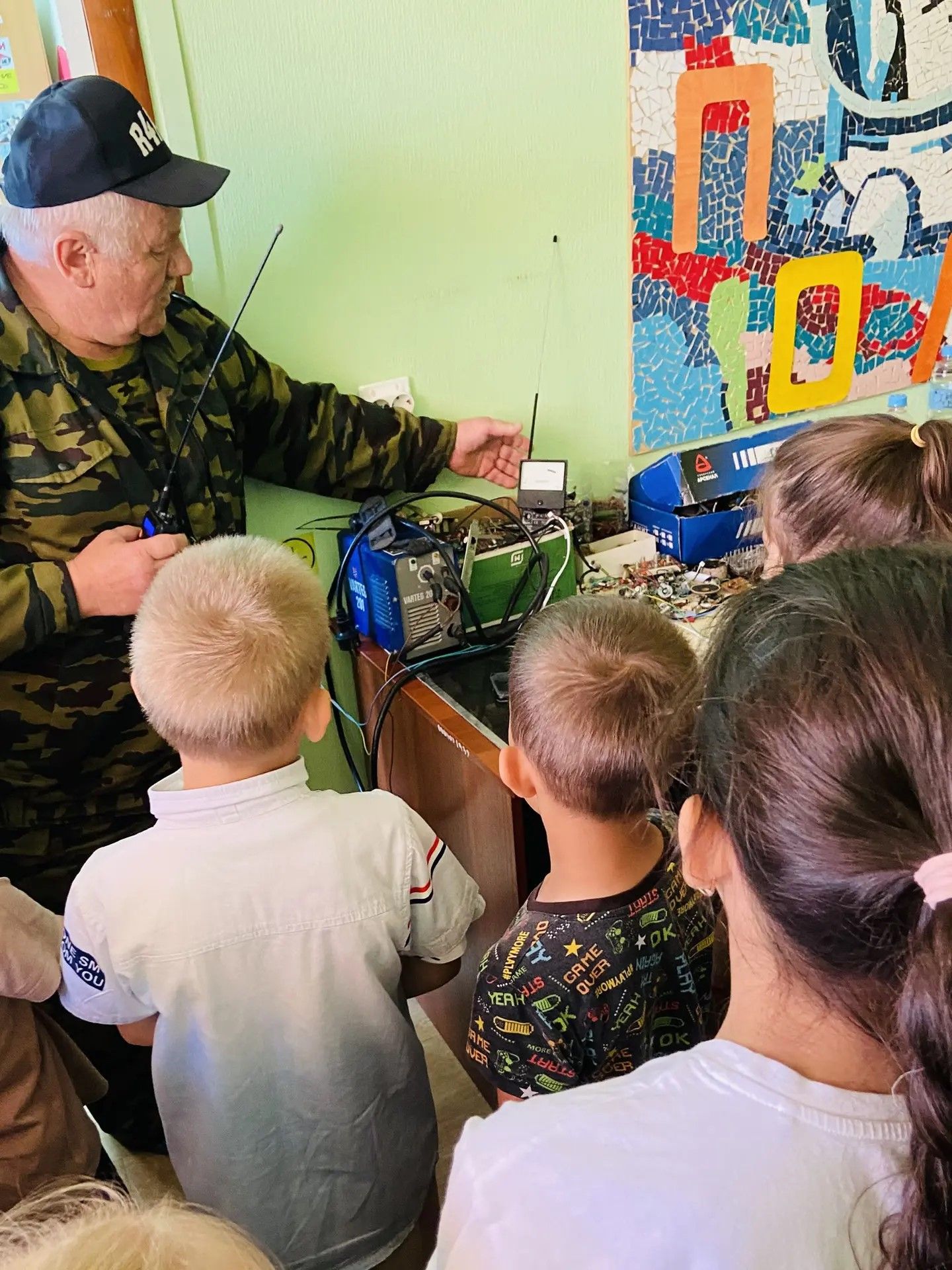 «Полет» на каникулах: как юные заинцы учились ловить радиоволны и искать маячки с закрытыми глазами