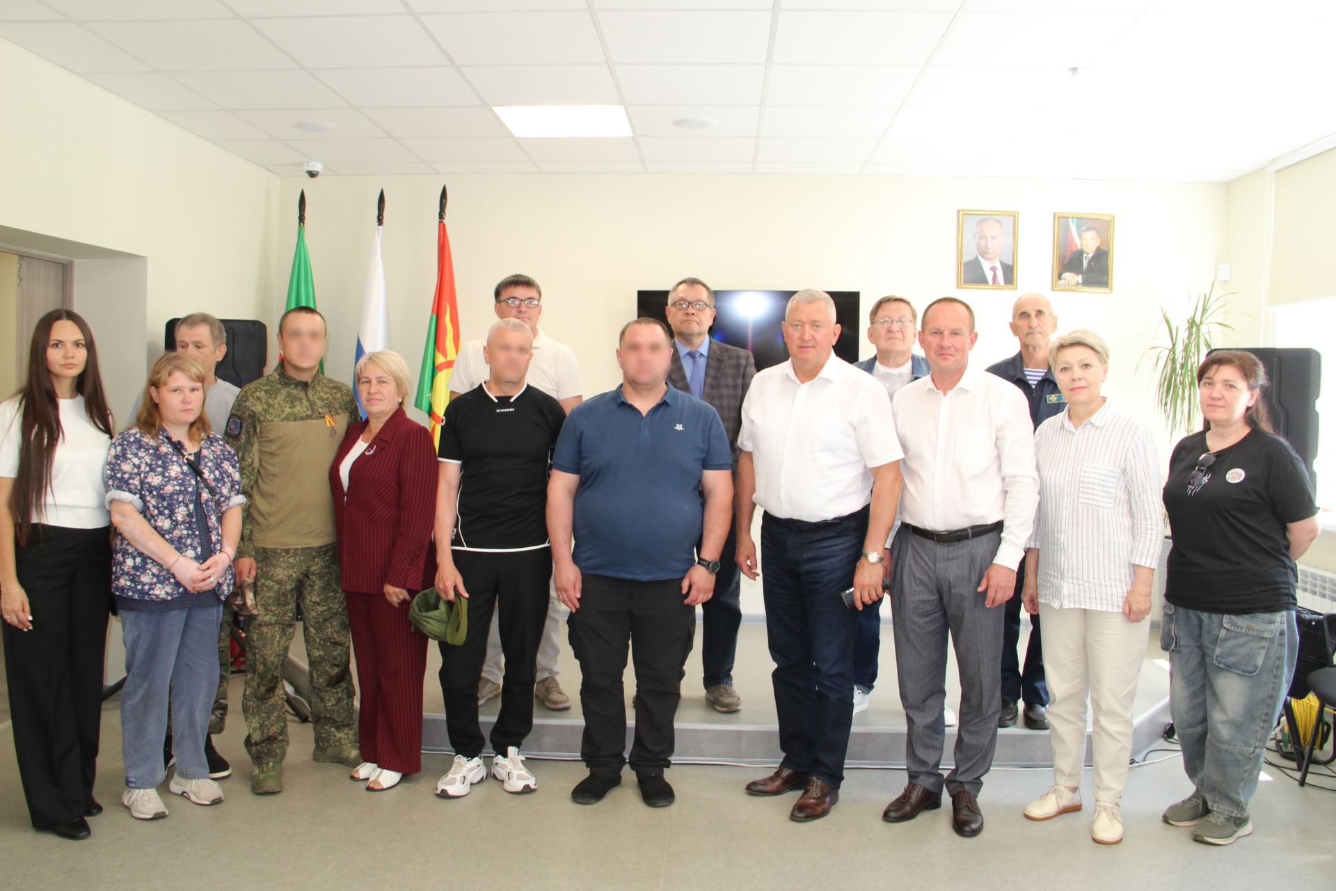 В Заинске за чашкой чая бойцы СВО пообщались с руководством и волонтерами