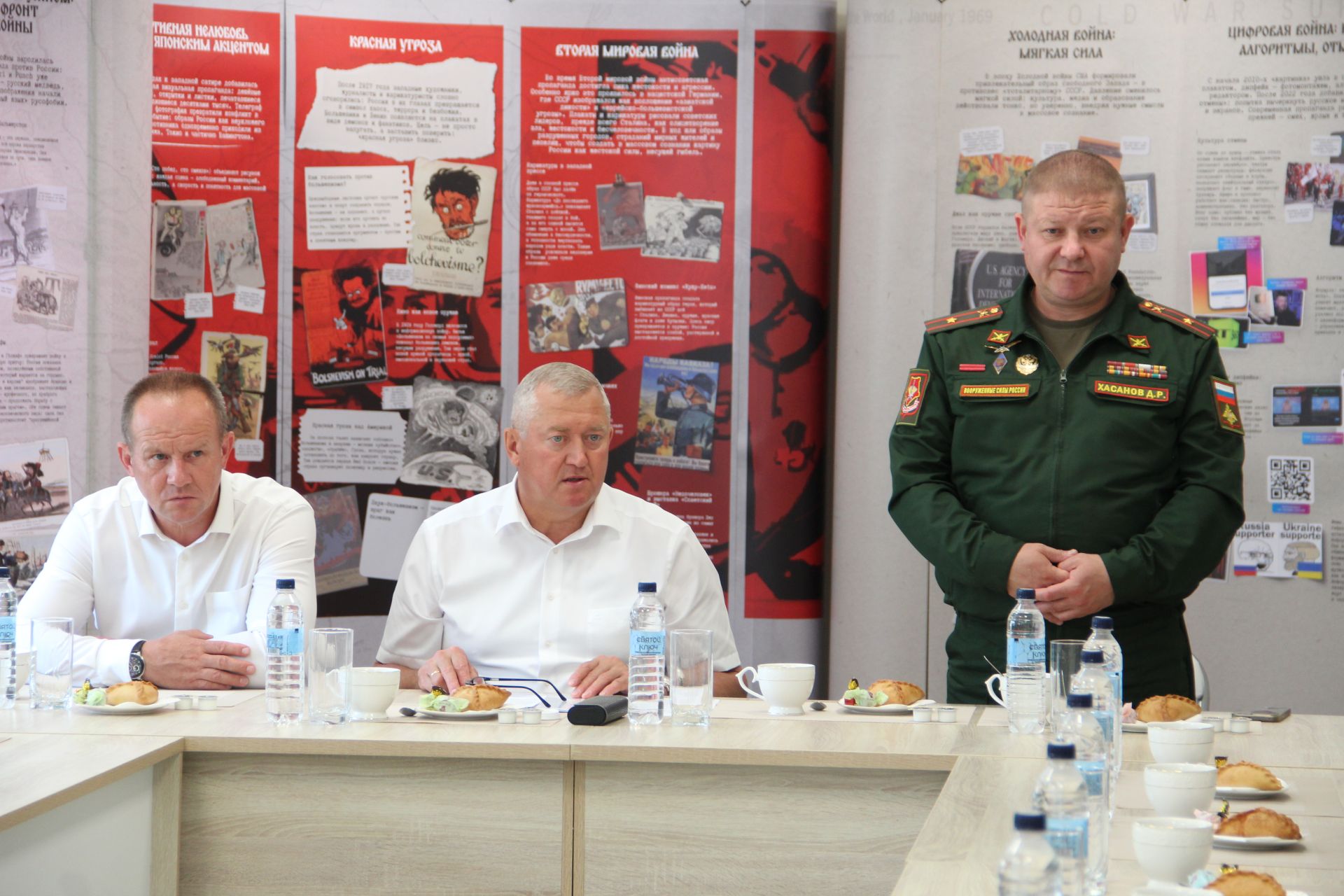 В Заинске за чашкой чая бойцы СВО пообщались с руководством и волонтерами