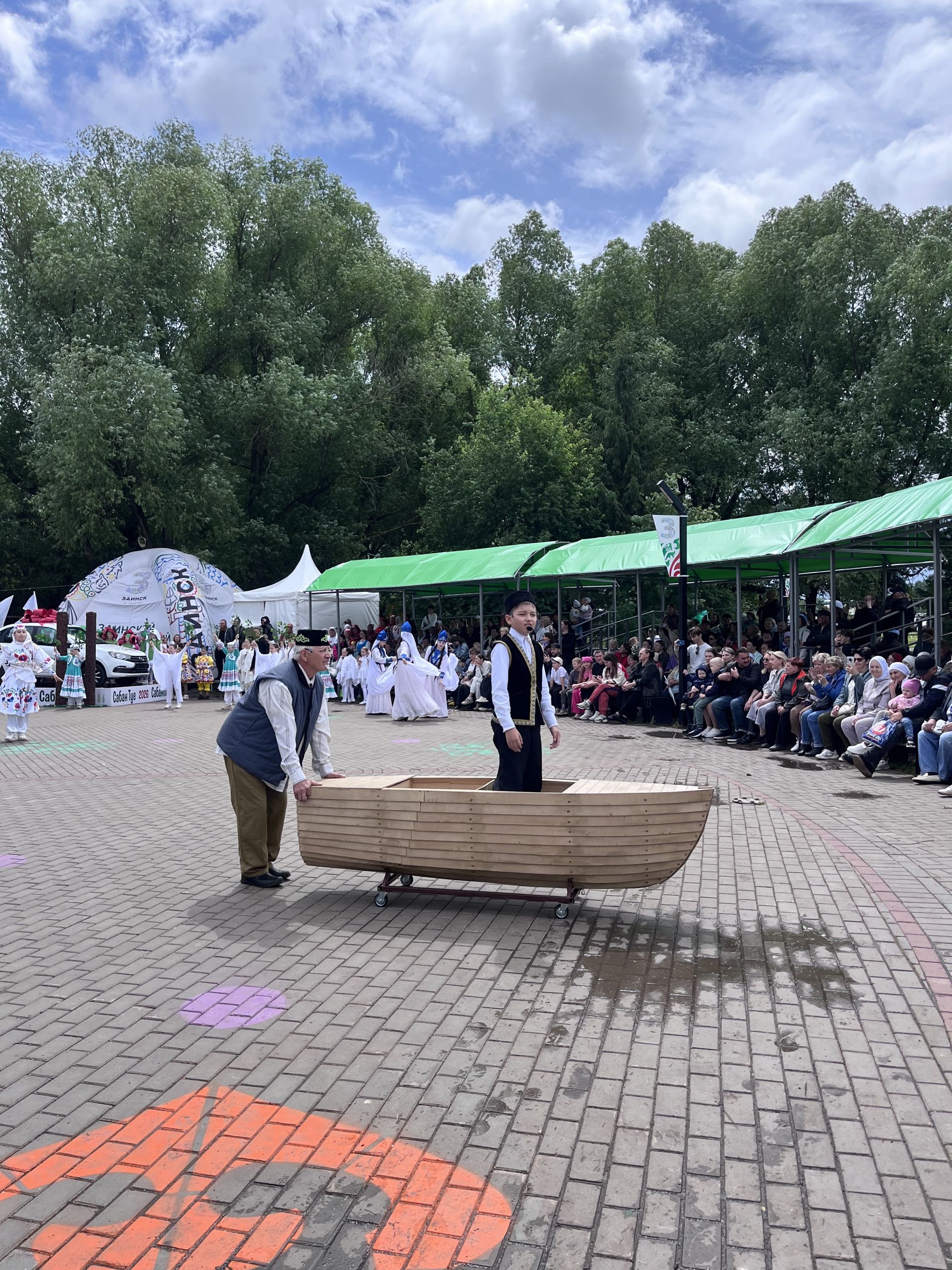 В Заинске на Сабантуе показали театрализованное представление, посвященное 140-летию Габдуллы Тукая