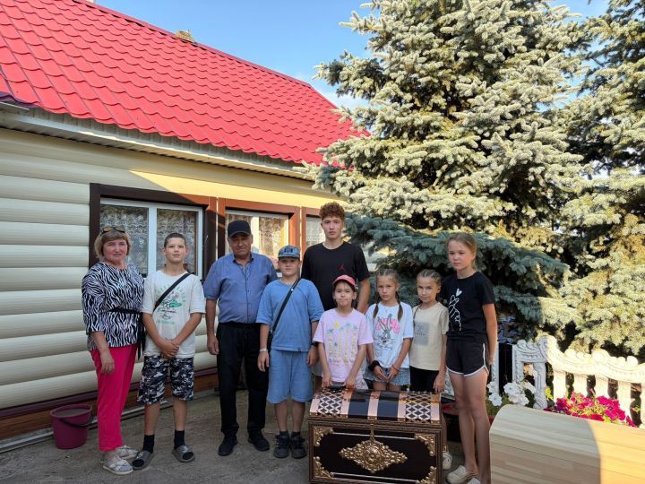 В Заинском районе дети познакомились с мастером по изготовлению сундуков