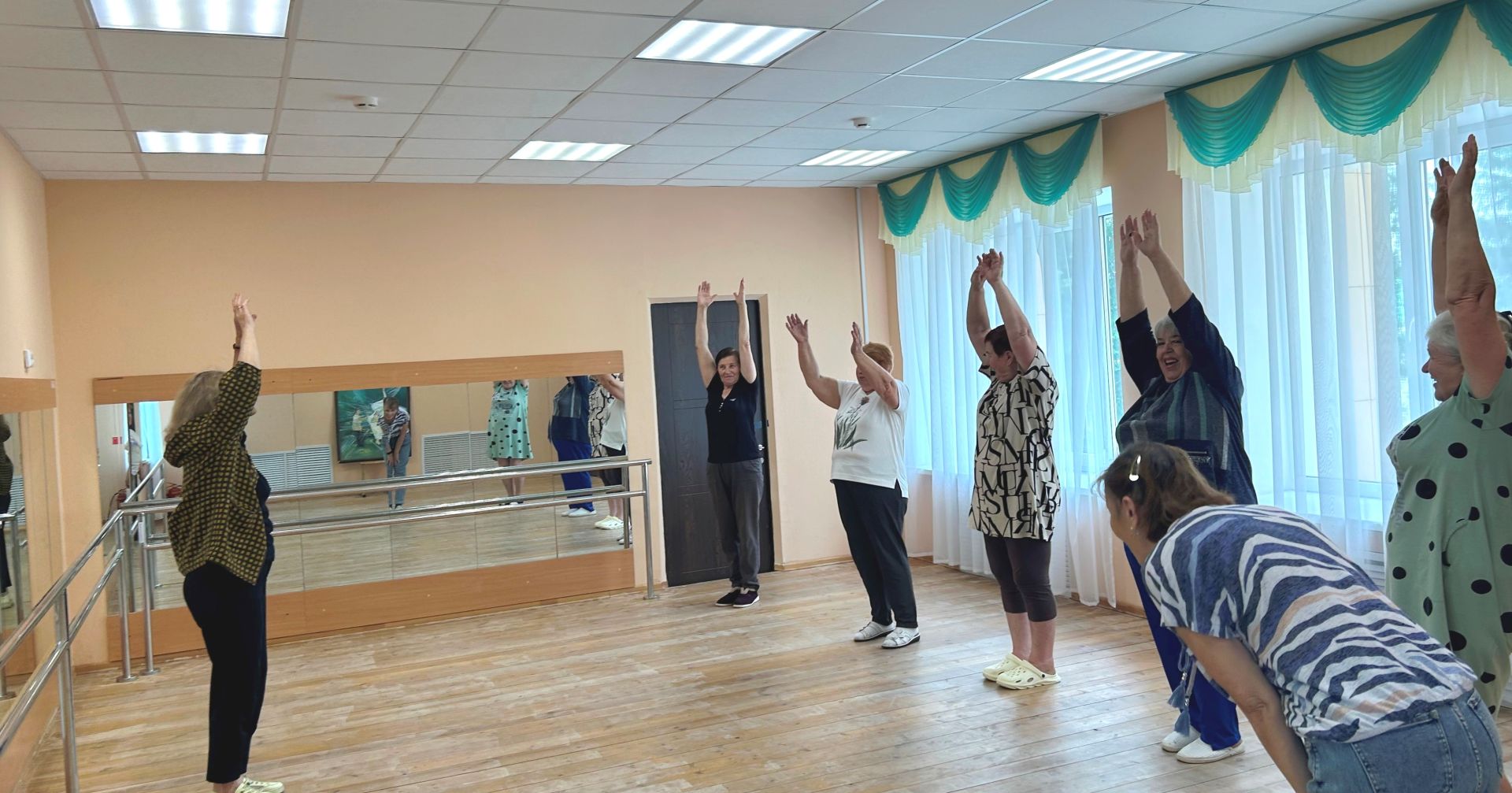 Творческие работники ГДК Мирного провели фитнес-час «Здоровое поколение» 15 июля
