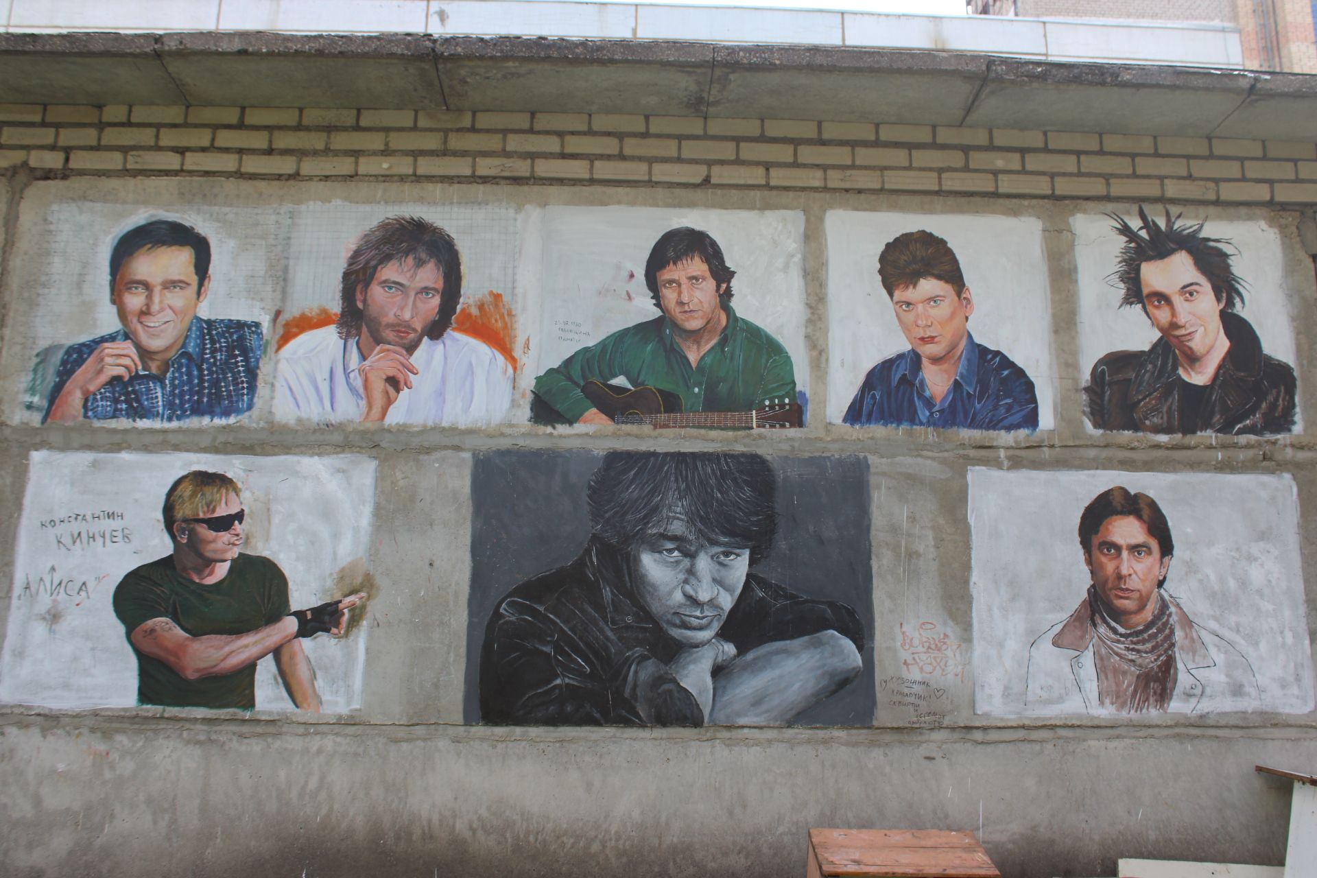 Җырлый торган стена: Эркин Пулатов Зәйне ачык һавадагы галереяга әйләндерүен дәвам итә