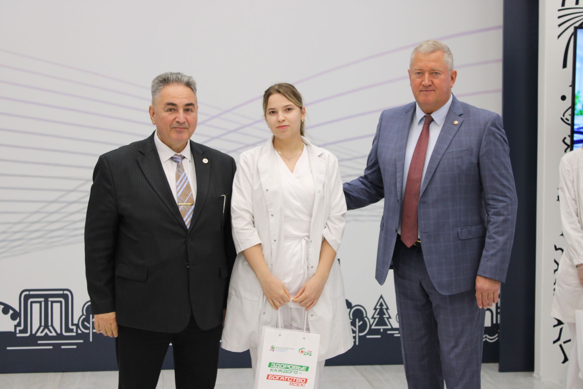 В Заинске молодых медработников посвятили в профессию