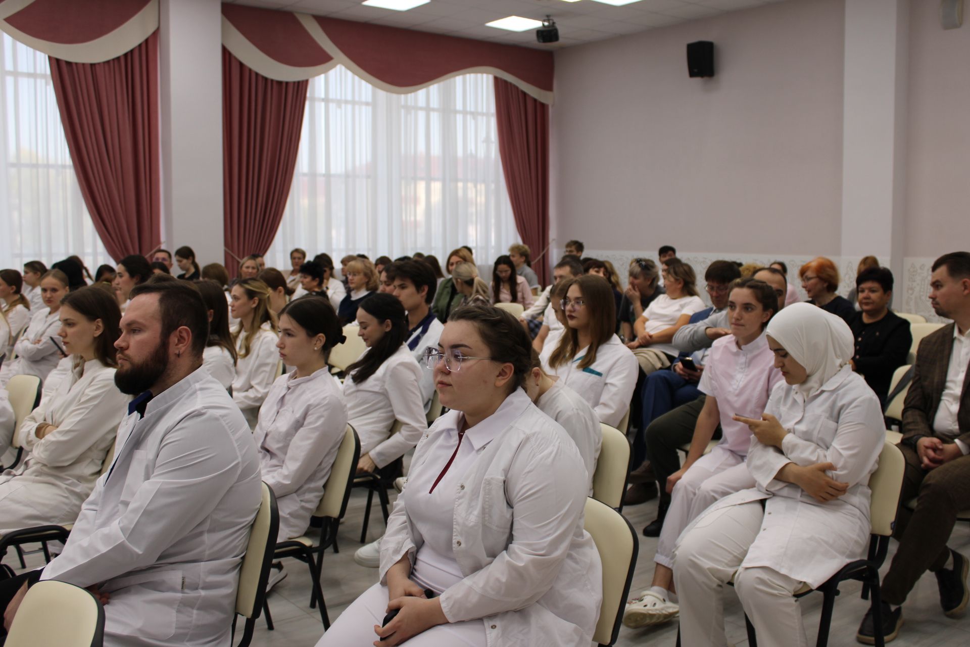 В Заинске молодых медработников посвятили в профессию