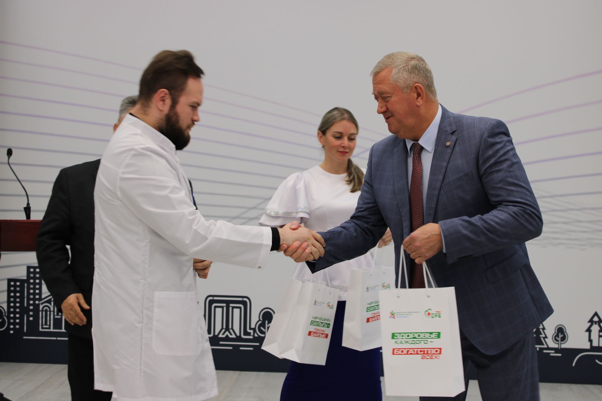 В Заинске молодых медработников посвятили в профессию